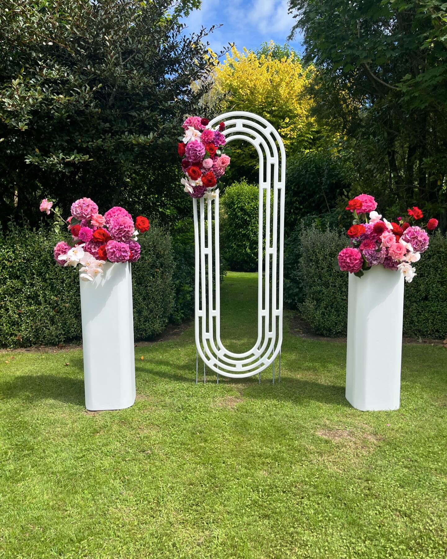 Our white plinths and geometric archway looking all fancy for Courtney and Rowans wedding at the Waiongana gardens yesterday 🌹🌸 
Full size and half size plinths available

Florals by @pineapplesage_florist 
Celebrant @weddings_byemily 
Venue @waion