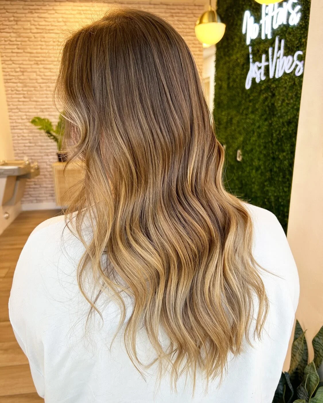 I&rsquo;m here for all the warm tones being on trend. Im loving this sun kissed dimensional bronde ☀️😍 I also love a hair date where we get to talk all@our favorite and (least favorite) reads of the year! Im so lucky my job is making women feel beau