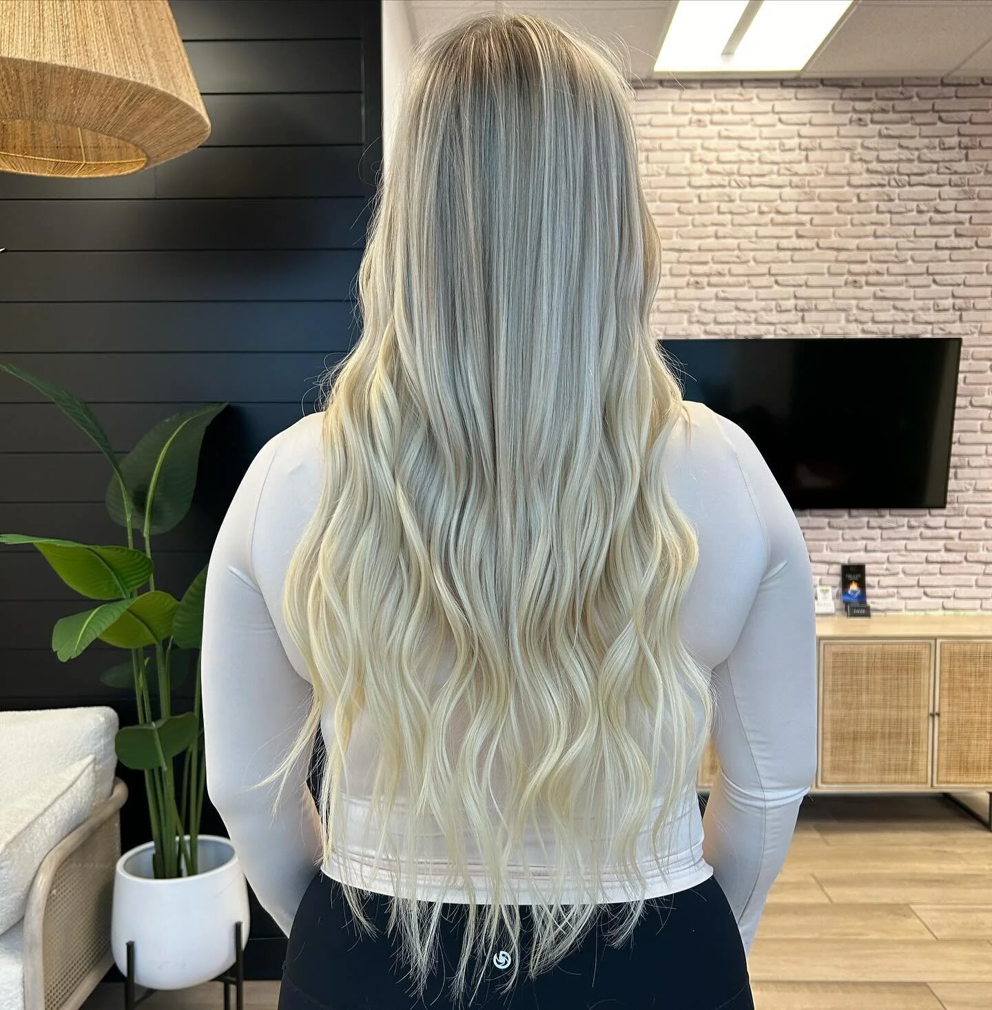 The perfect creamy blonde and 22 inch bead in weft extension. 🖤