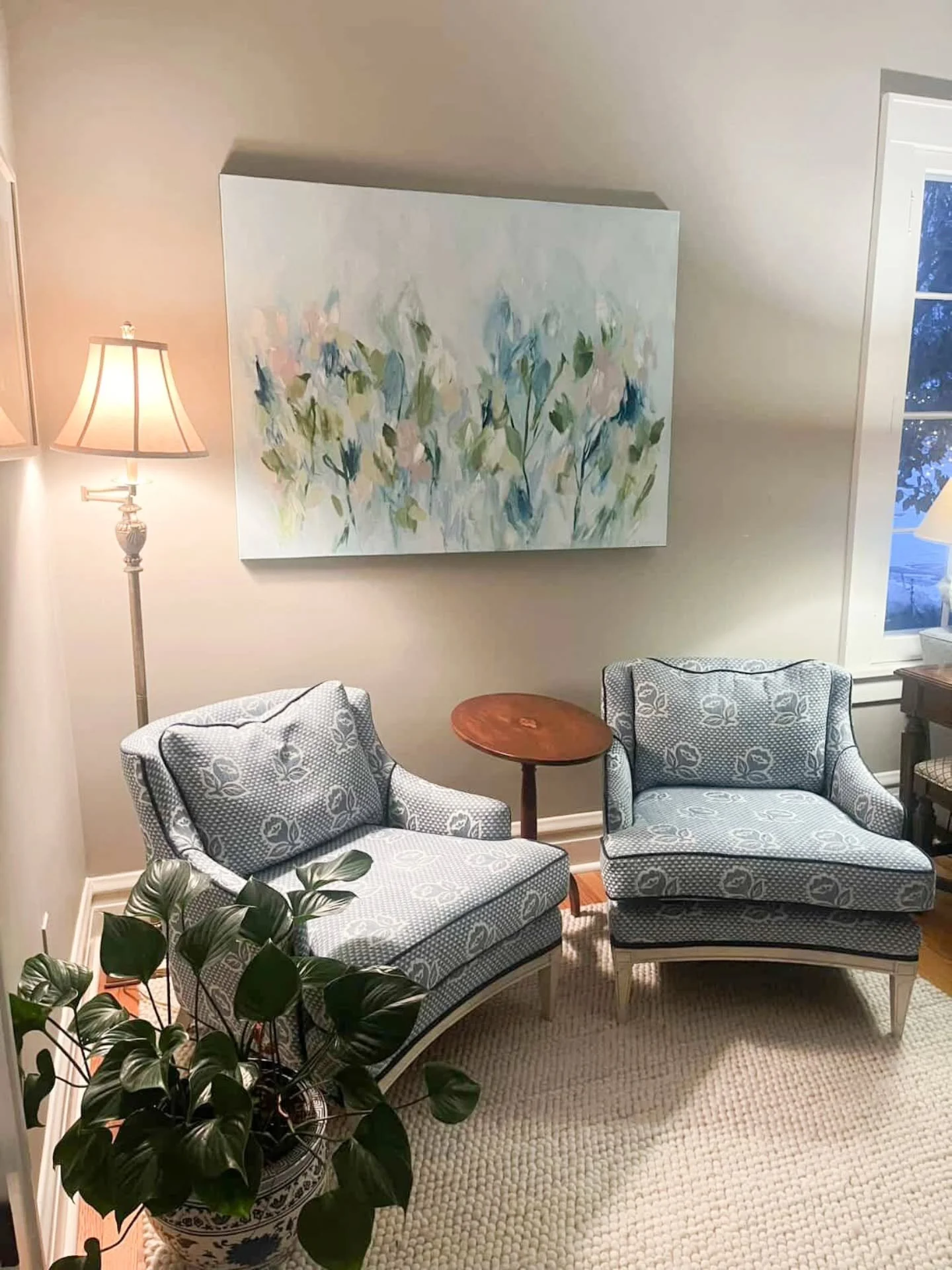 I love seeing where paintings land, like this one at my new collector's home in Chicago. It arrived in time for her to host a holiday party this weekend! 

This piece found it's home through @collectedmaison. I have two more large-ish paintings avail