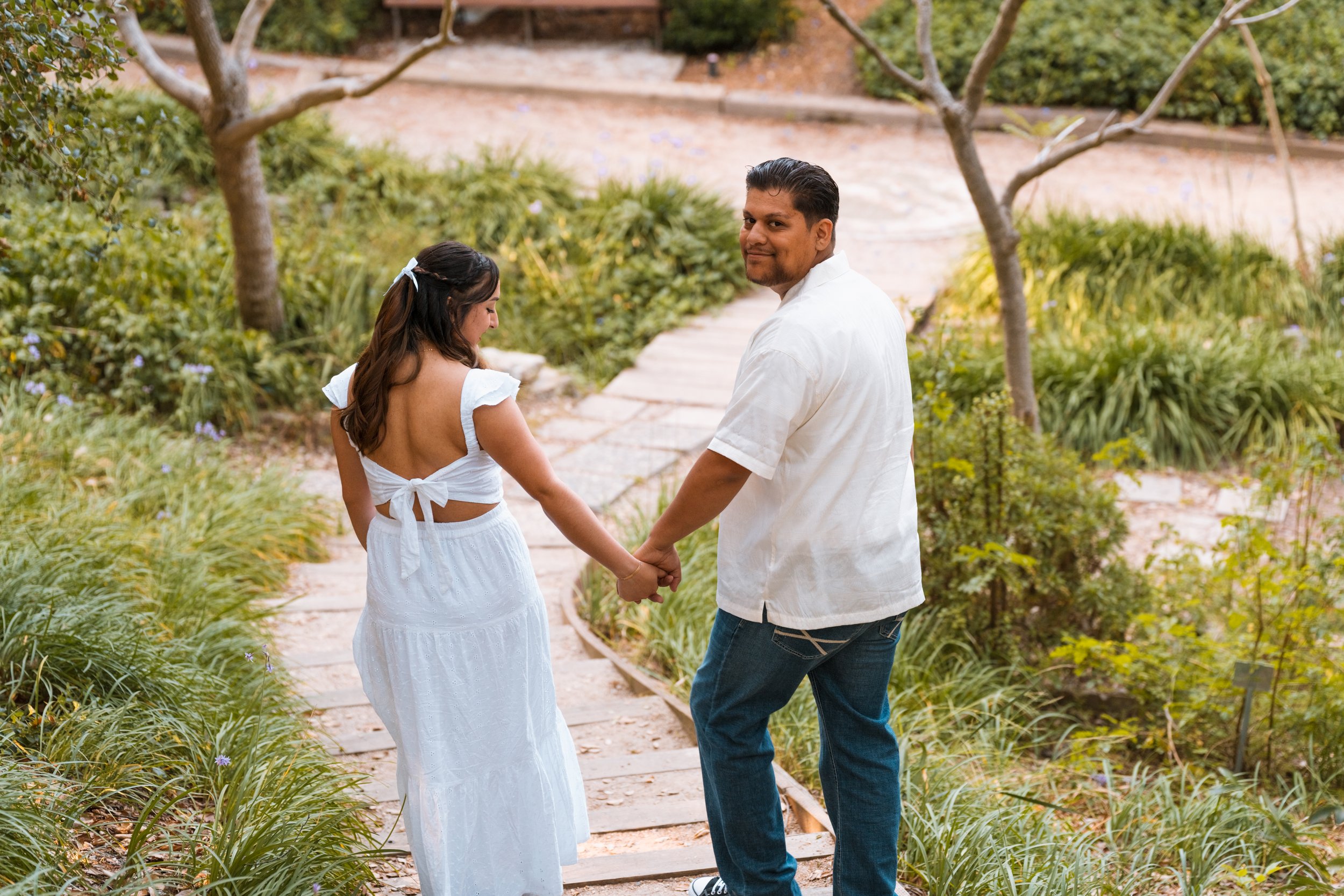 Engagement photos in nature, Womens engagment outfit, Mens Engagment photos outfit ideas.