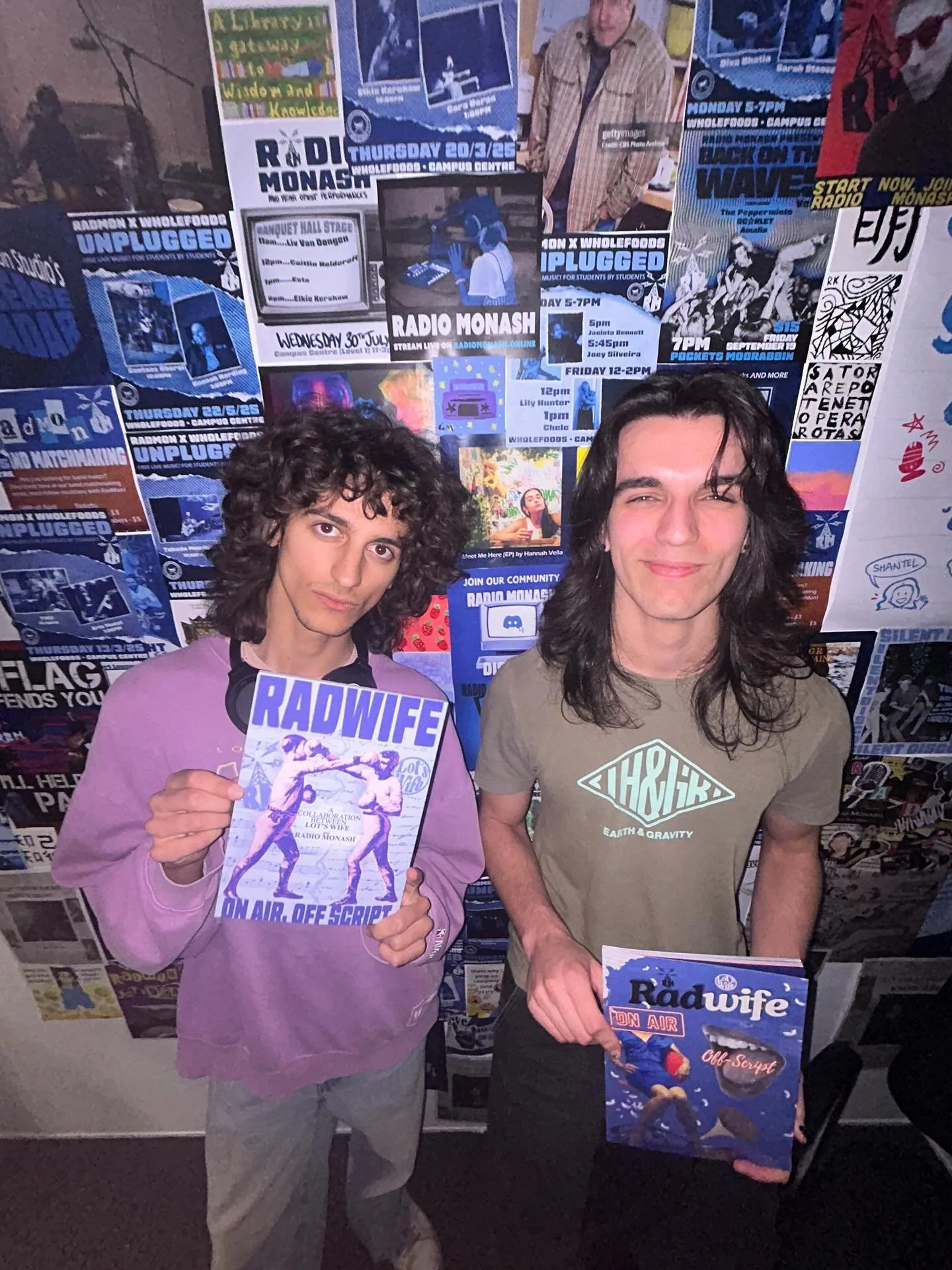 HAVE YOU CHECKED OUT RADWIFE YET!!!
pick up our collaboration with @lotswifemag from campus centre before they run out!! filled with music articles, think pieces, artwork and more from our radmon team✨