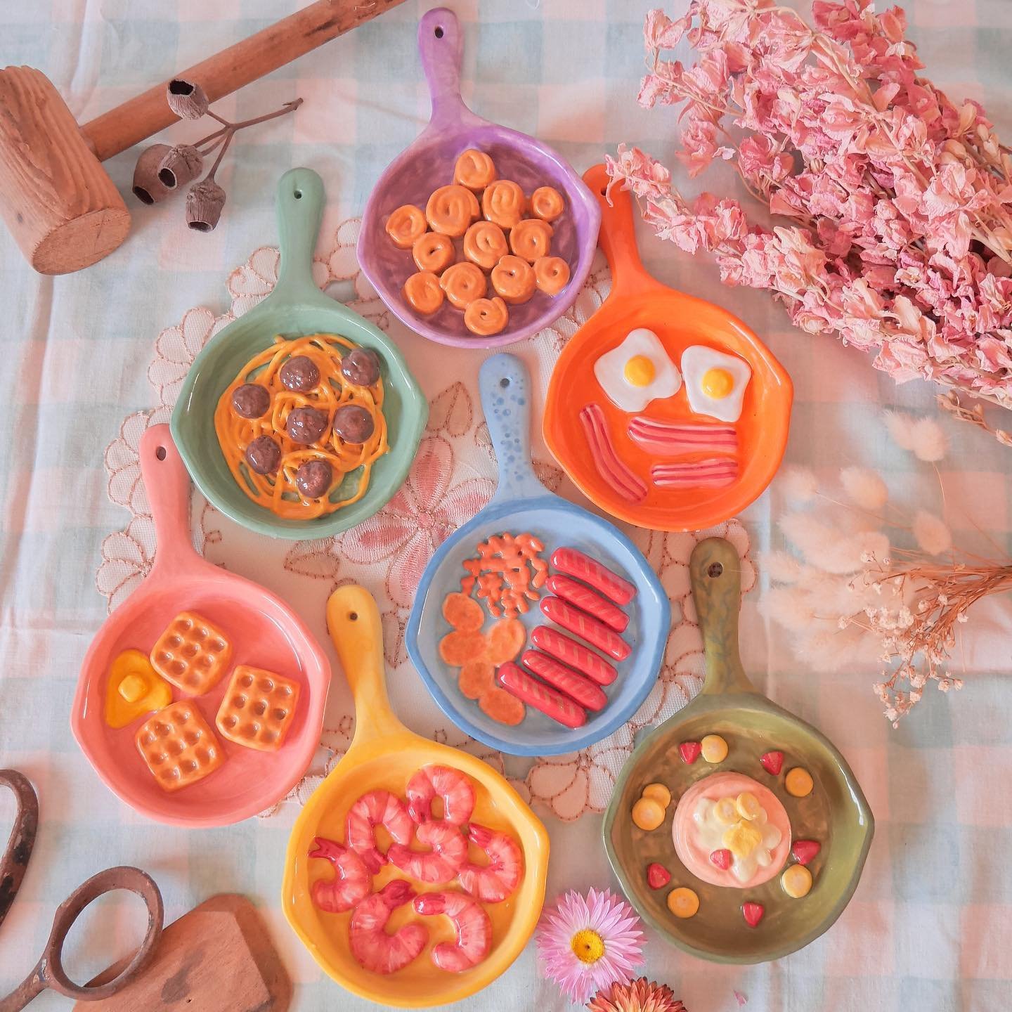 I loved making this weeks Mystery mould! Featuring the sweetest tiny foods 🍳🥞

There were so many different tiny foods I could have made! What foods would have you liked to see on these skillets? 

Image 1: Over head of 7 different skillets filled 