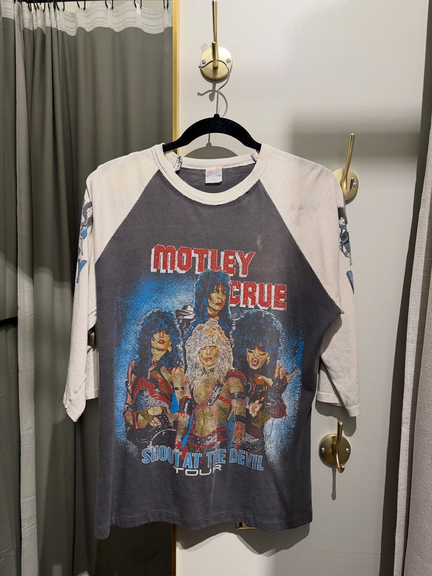 Alteration for a vintage Motley Crue shirt ✨

#vintagecollector #motleycrue #motleycruefans