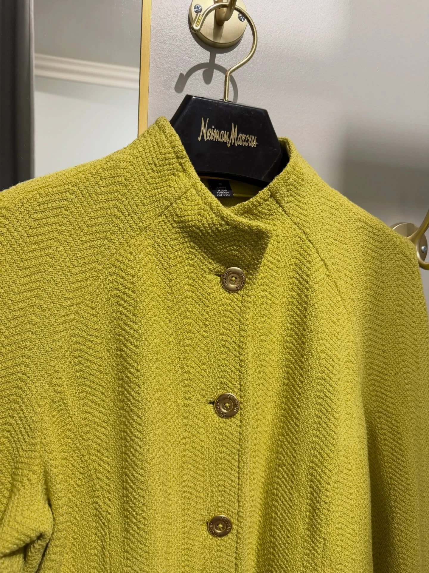 Shorten length for @stjohn jacket ✨

#stjohn #alterations #neewinalteration