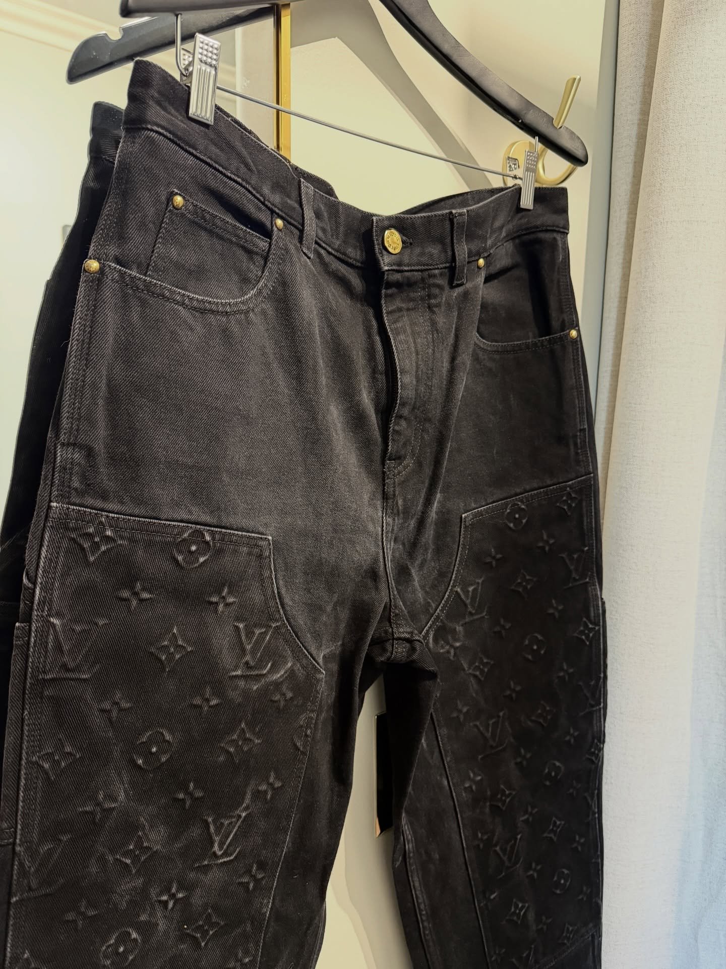 Jeans @louisvuitton alterations ✨ 

#louisvuitton #jeansalteration #alterationspecialist #neewinalteration