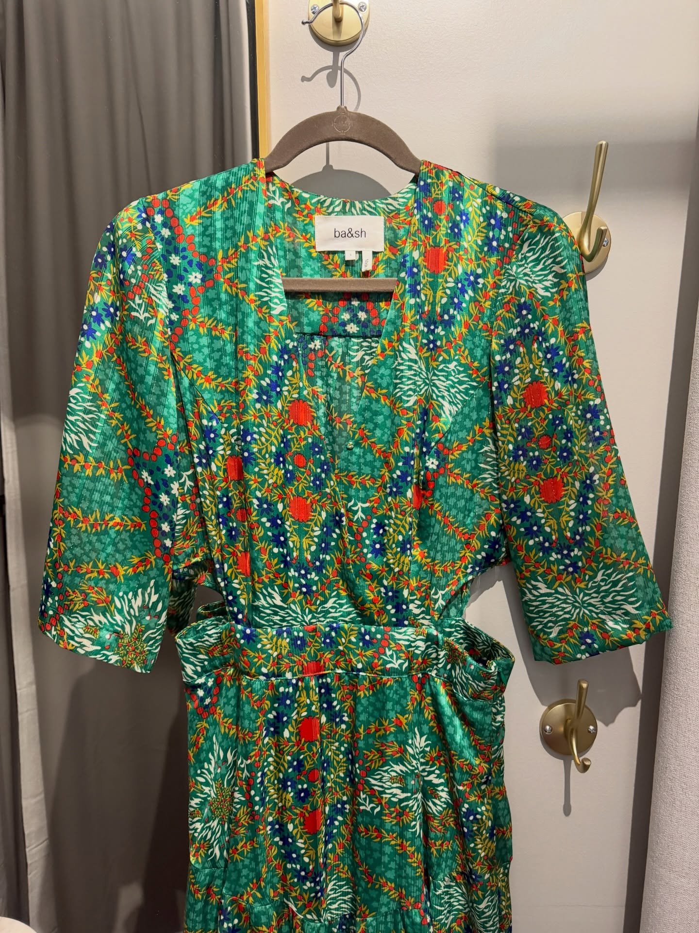 If you are looking for quality of clothing alterations, stop by NEEWIN Alteration Specialists. We are located at 12206 Ventura Blvd, Studio City, CA 91604 (across the street from Chin Chin's restaurant) ✨

We open Mon-Fri 9am-6pm &amp; Sat 9am-2pm 🎄