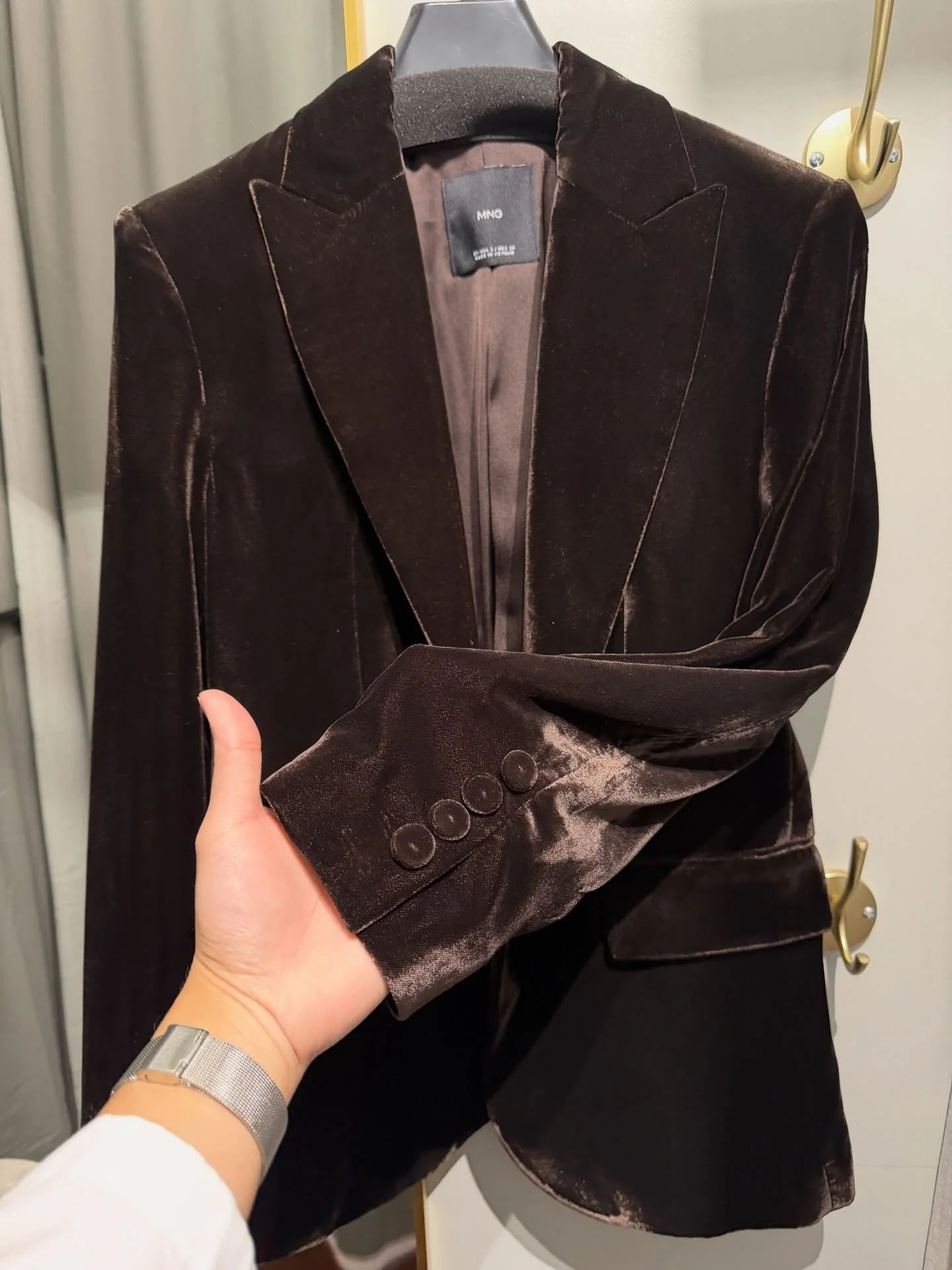 Velvet jacket shorten sleeves @zara ✨

#velvetjacket #neewinalteration #alterationspecialist