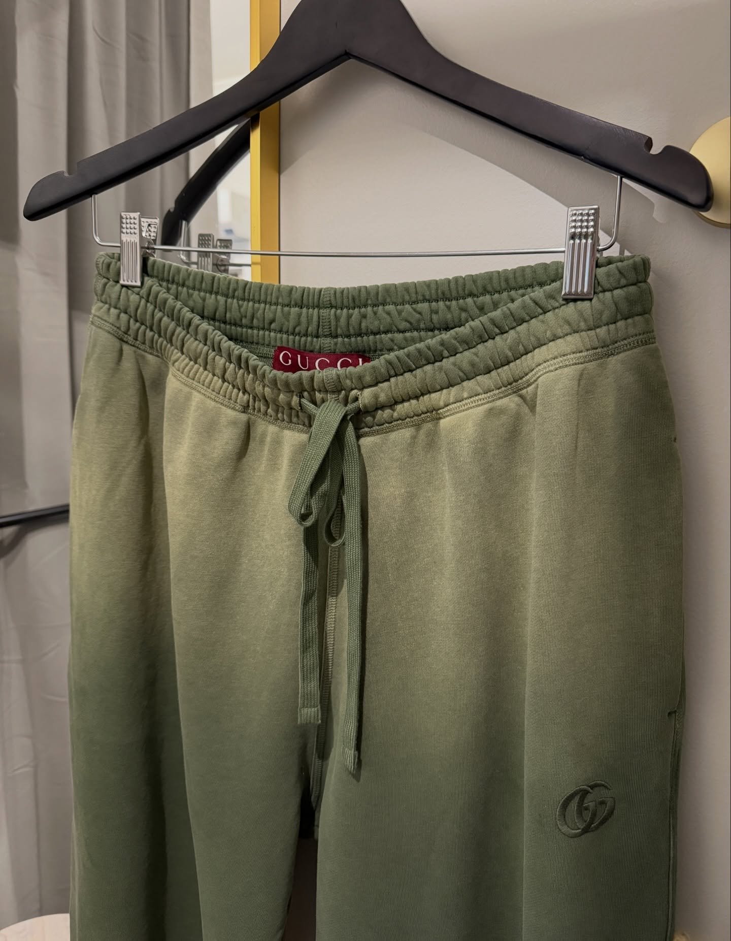 Hemming @gucci sweatpants ✨

#guccipants #neewinalteration #tailor #studiocity