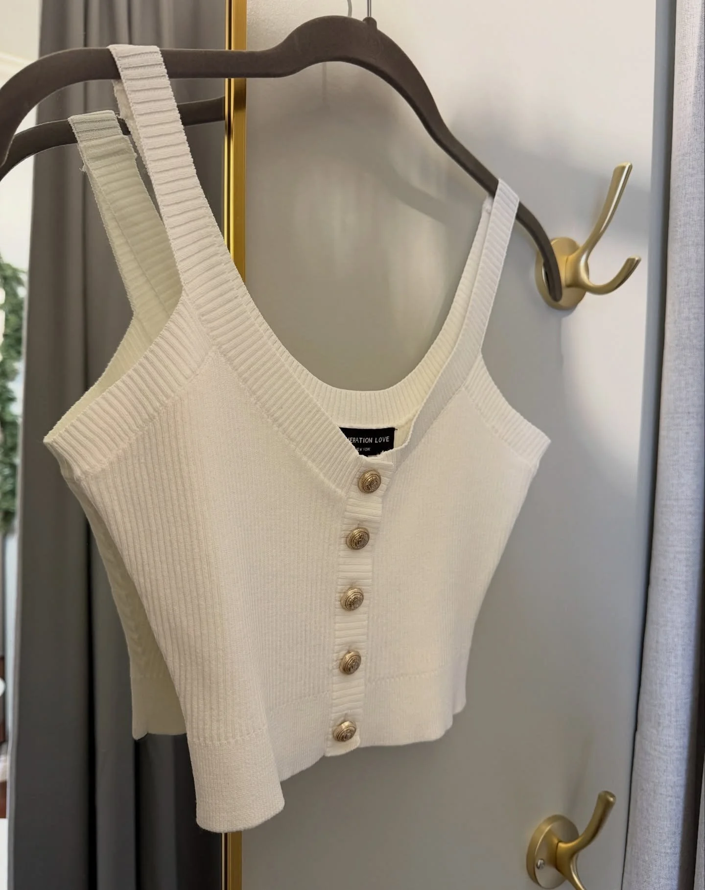 Shorten straps of @generationloveclothing top ✨

#neewinteration #alterationspecialist #tailor #studiocity