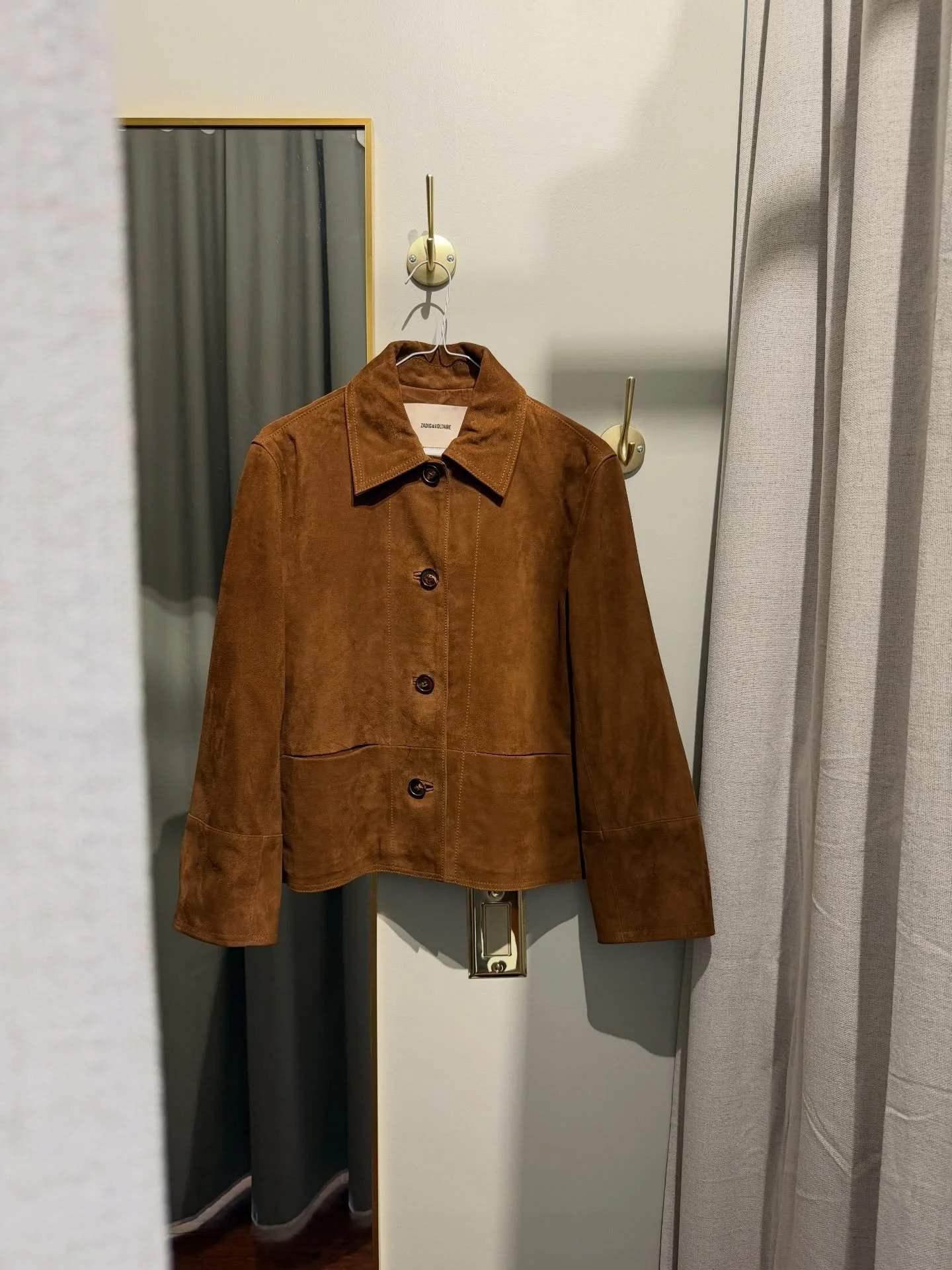 Suede jacket shorten sleeves @zadigvoltaire ✨

#suedejacket #zadigetvoltaire #tailor #studiocity