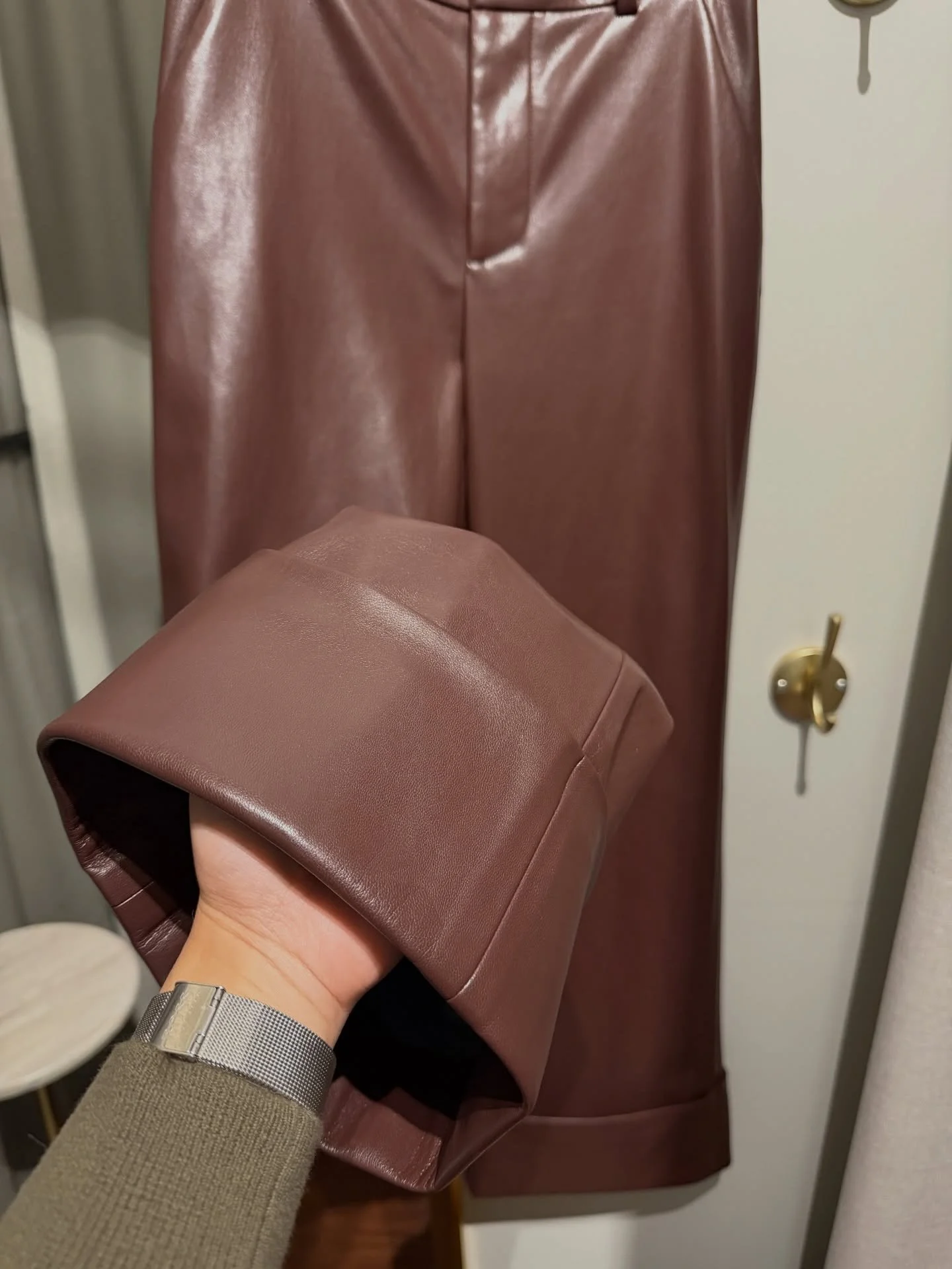 Leather pants hem with wide cuffs @aliceandolivia ✨

#leatherpant #aliceandolivia #neewinalteration