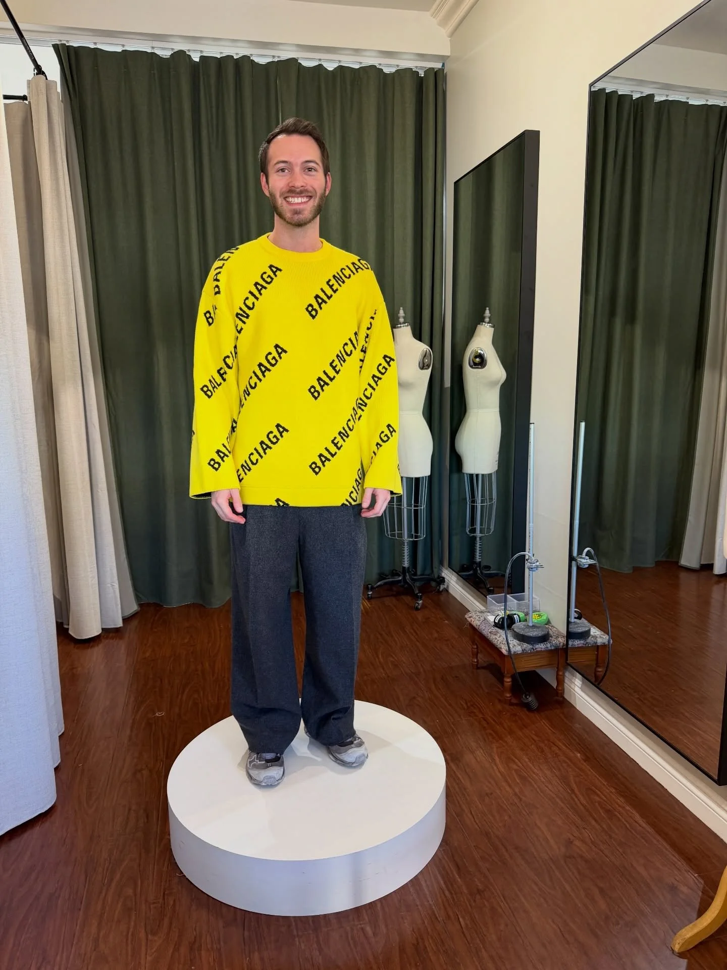 Sweater @balenciaga re-sizing for Noah ✨

#neewinalteration #balenciaga #tailor