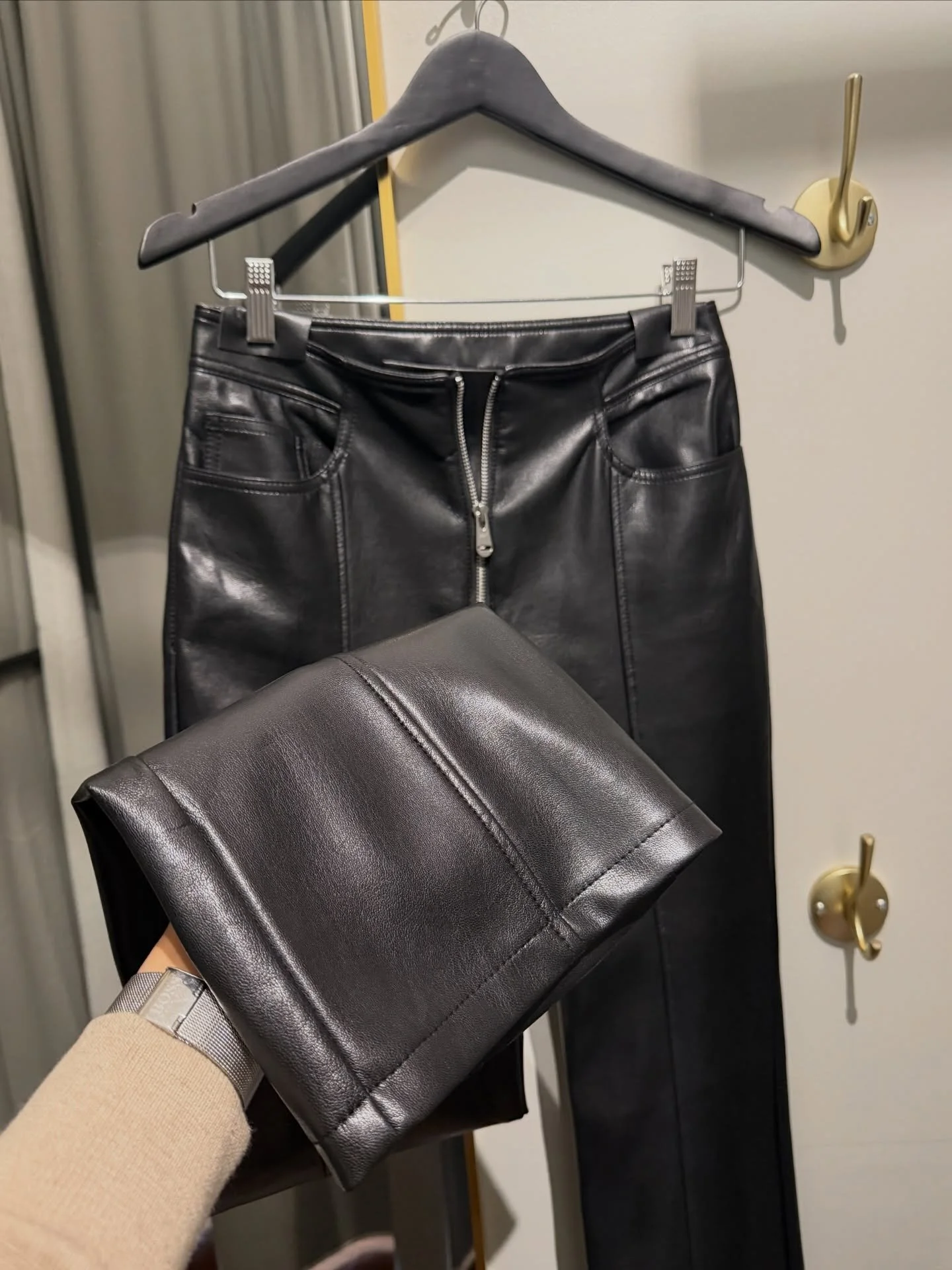 Hemming @cinqasept leather pants ✨

#cinqasept #leatherpants #tailor