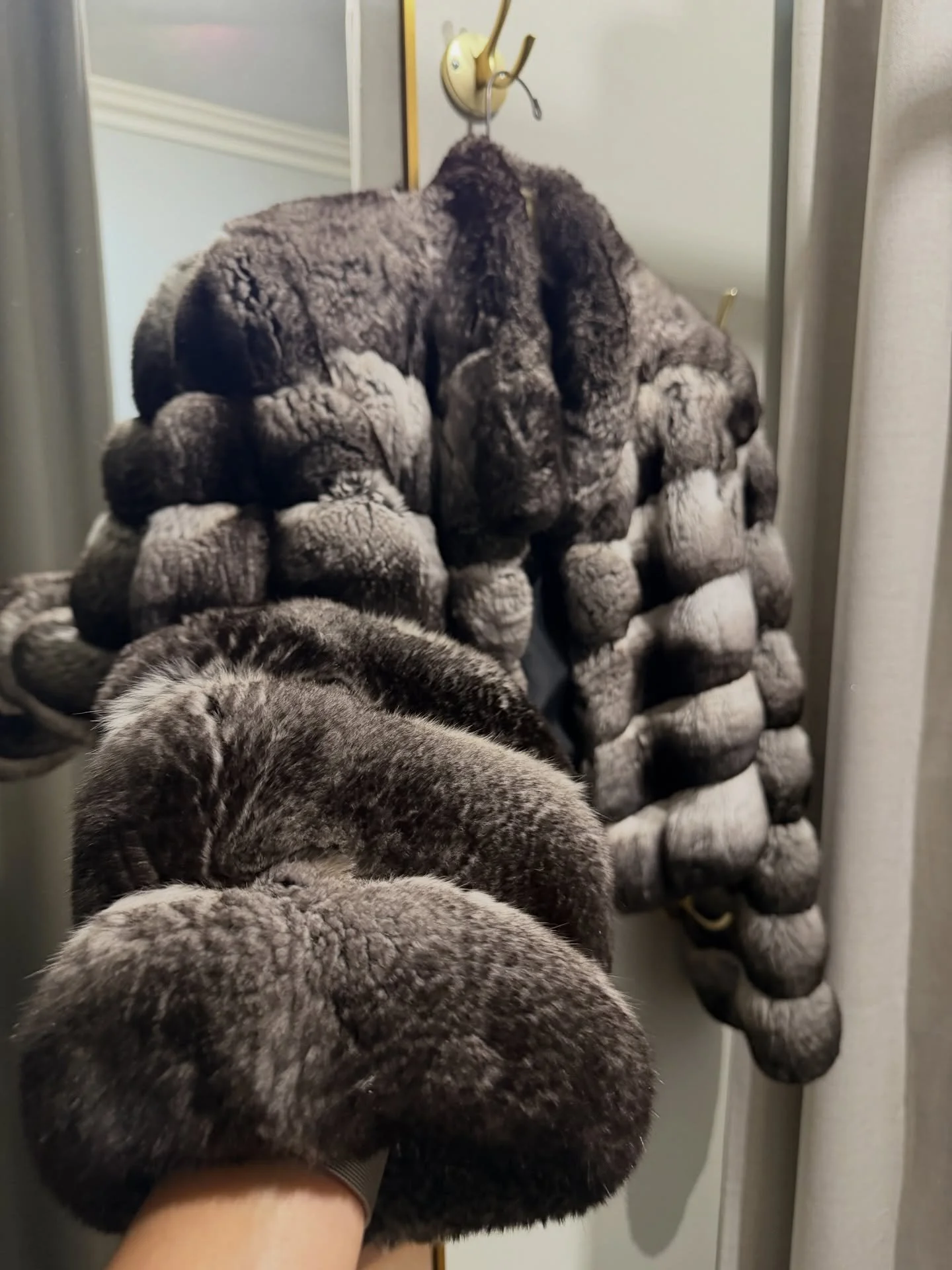 Chinchilla fur coat repair ❄️

#furcoat #studiocity #alterationspecialist