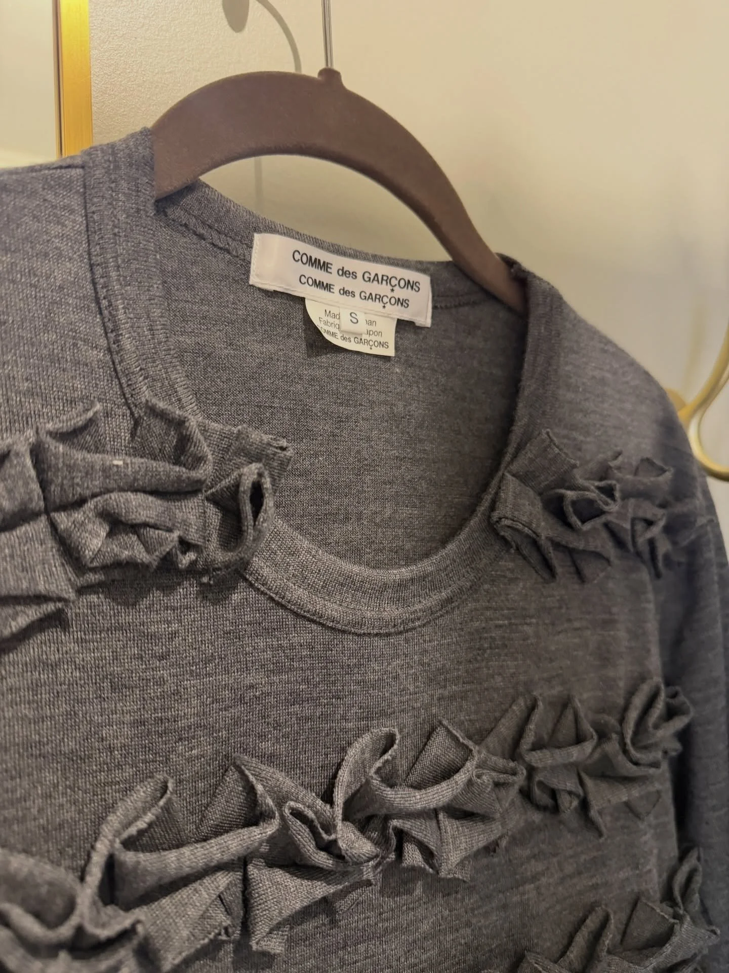 Taper sleeves of @commedesgarcons shirt ✨

#commedesgar&ccedil;ons #tailor #alteration