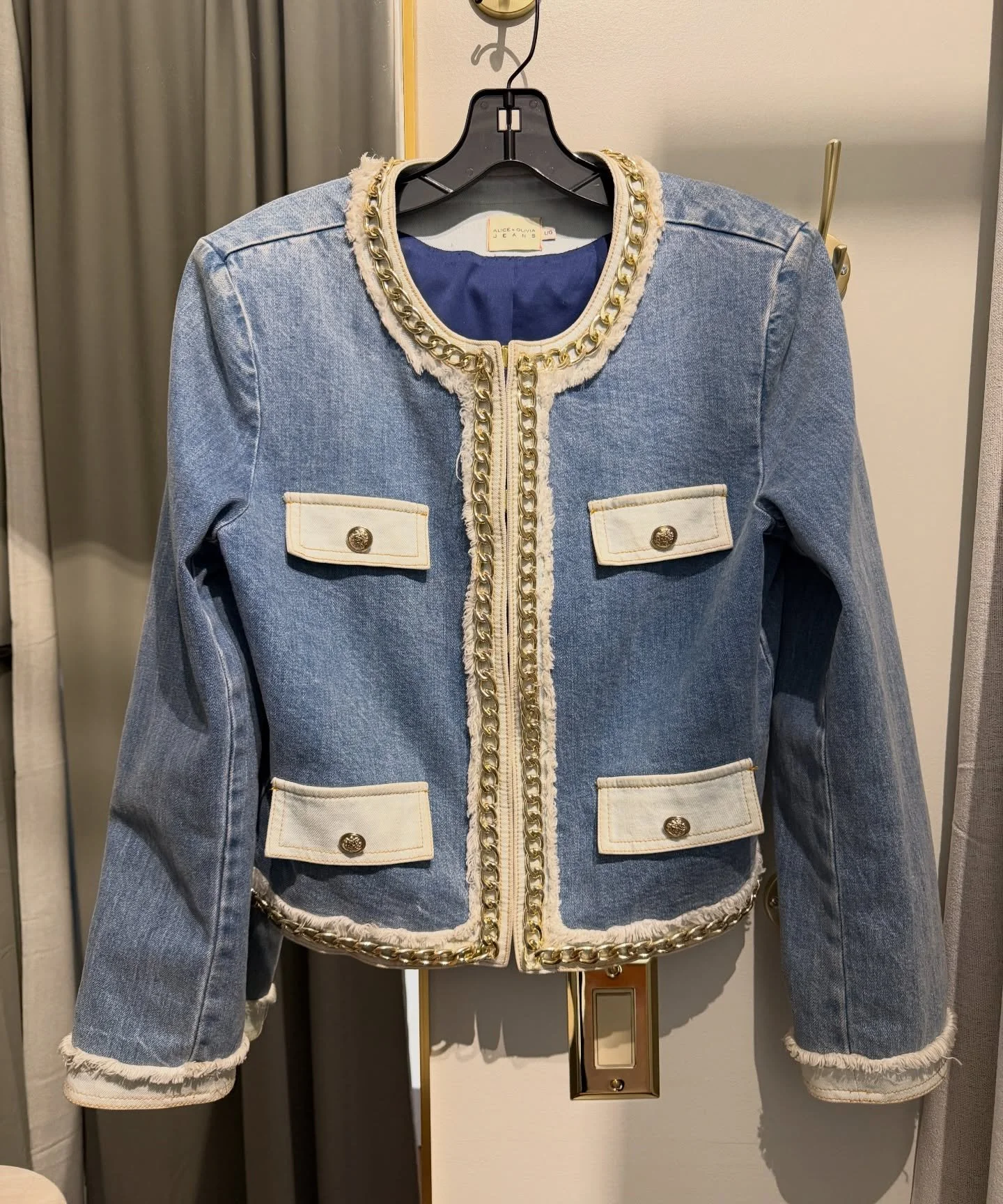 Re-attach chain for @aliceandolivia denim jacket✨

#aliceandolivia #denimjackets #alteration