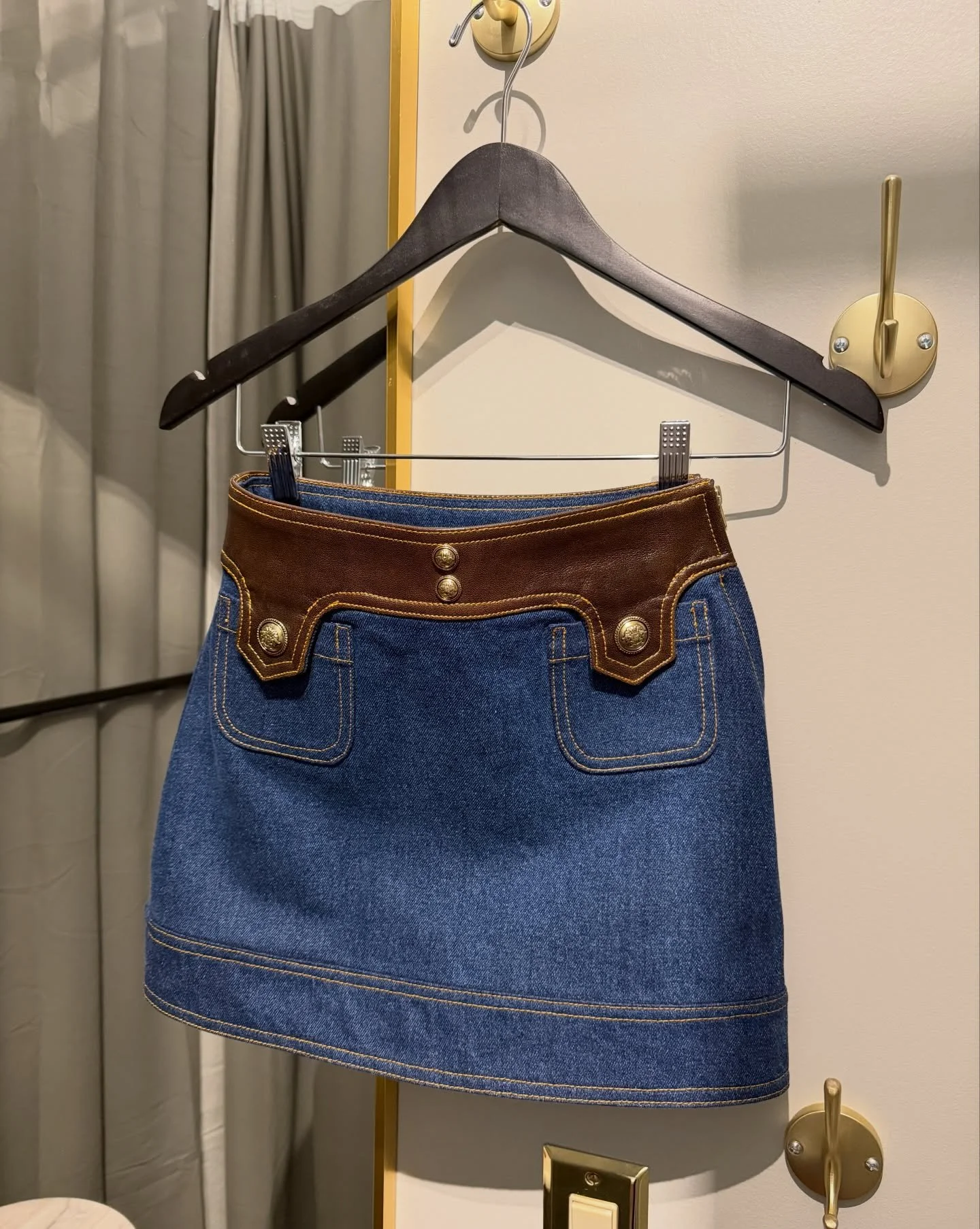 Resizing @sandroparis denim skirt ✨

#denimskirt #sandro #leatherskirt