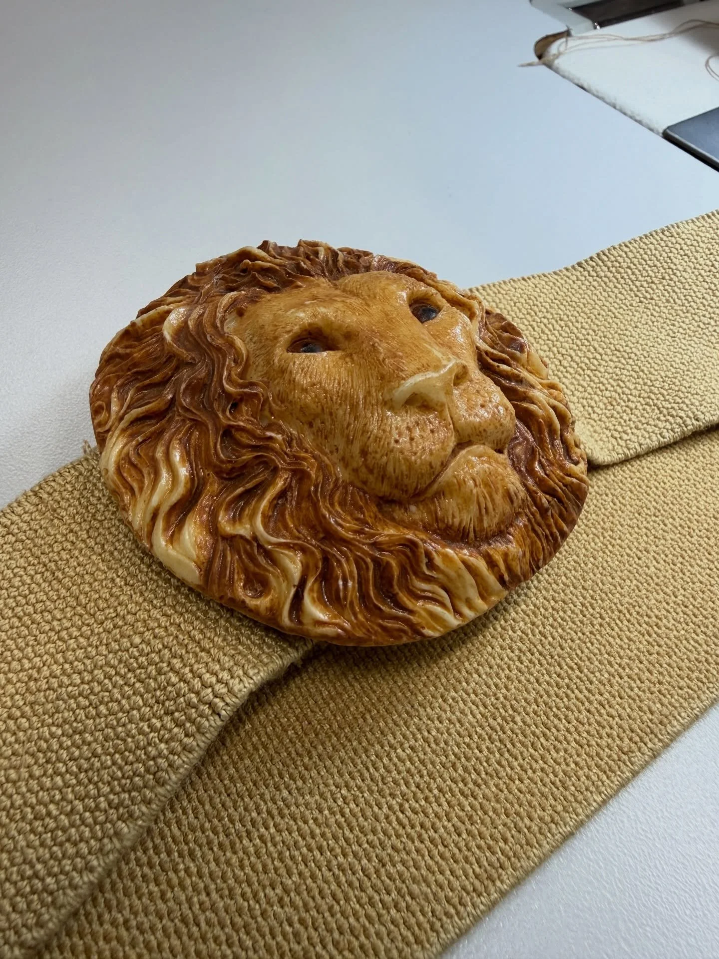 Shorten vintage belt ✨

#vintagebelt #lion #belt #tailor