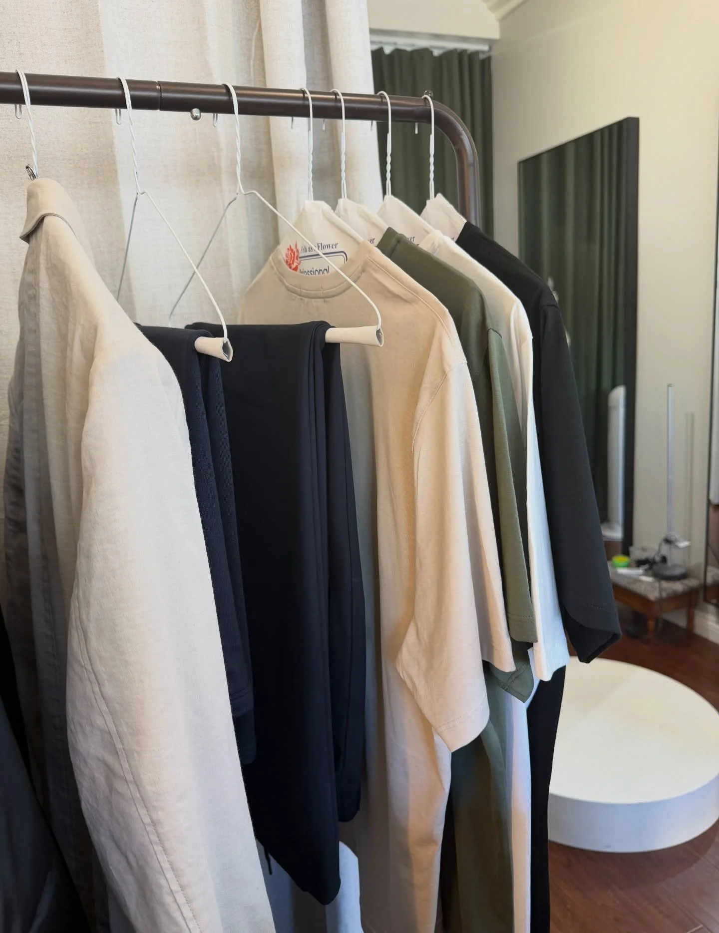 All are ready for Nick's business trip 💼🪡

#theory #menswear #tailor #neewinalteration