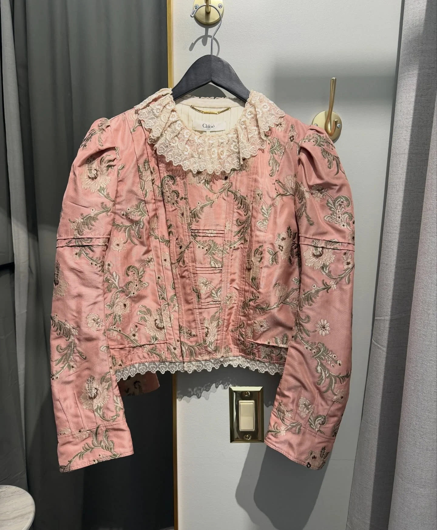 Beautifully made @chloe jacket that we need to resizing for our lovely client Marilyn. ✨🪡

#chlo&eacute; #chloejacket #highendfashion #neewin