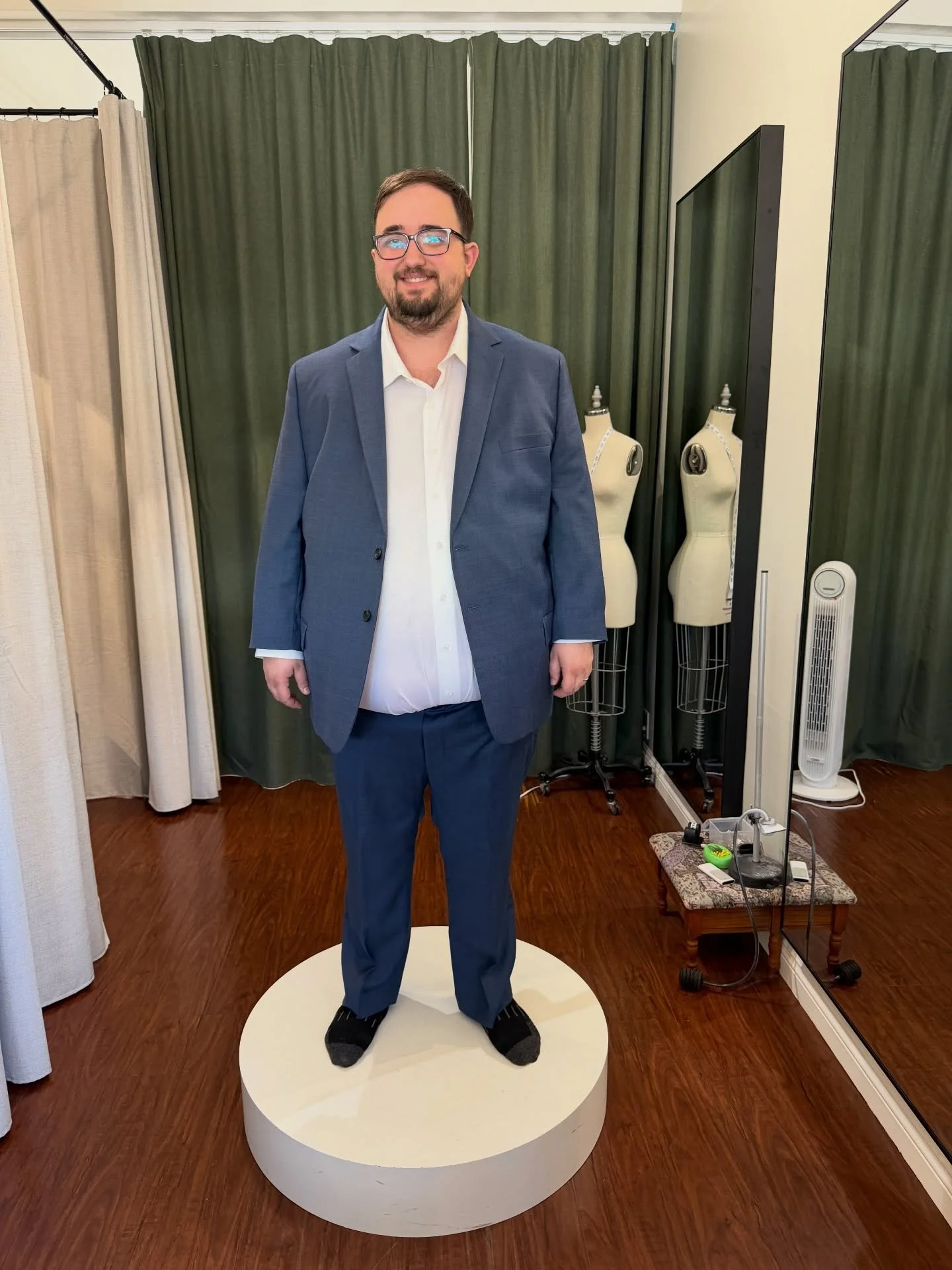 We put a smile on Ian P. 😊✨. Now he is ready attending his event &amp; graduation 🎓. 

Jacket shorten hem &amp; sleeves &bull; Pants reconstruction🪡

#mensuit #menswear #tailor #studiocity #losangeles