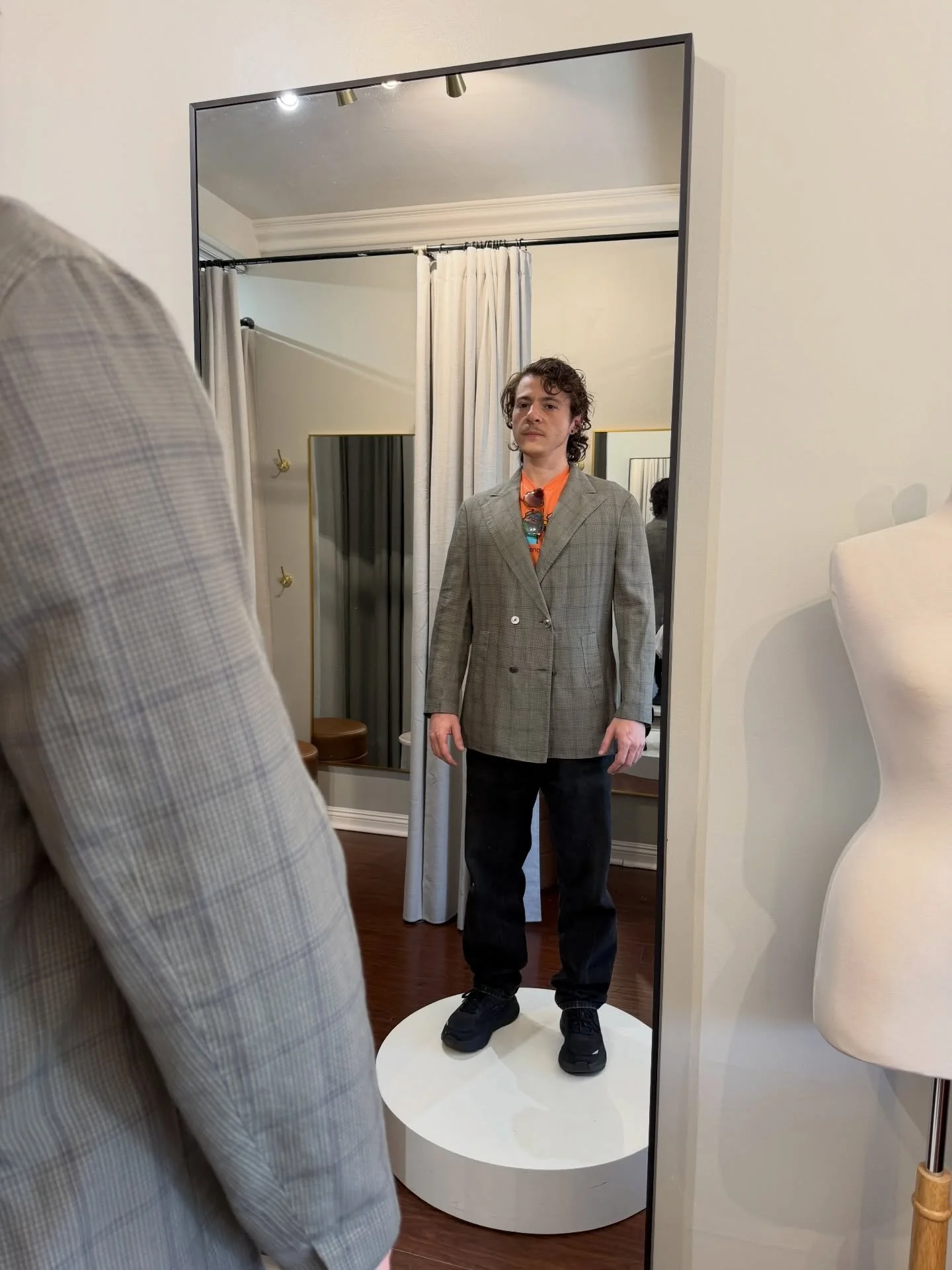 Let's count how many jackets we've done for Sidney 🪡✨

#menjacket #tailor #neewinalteration #fitting