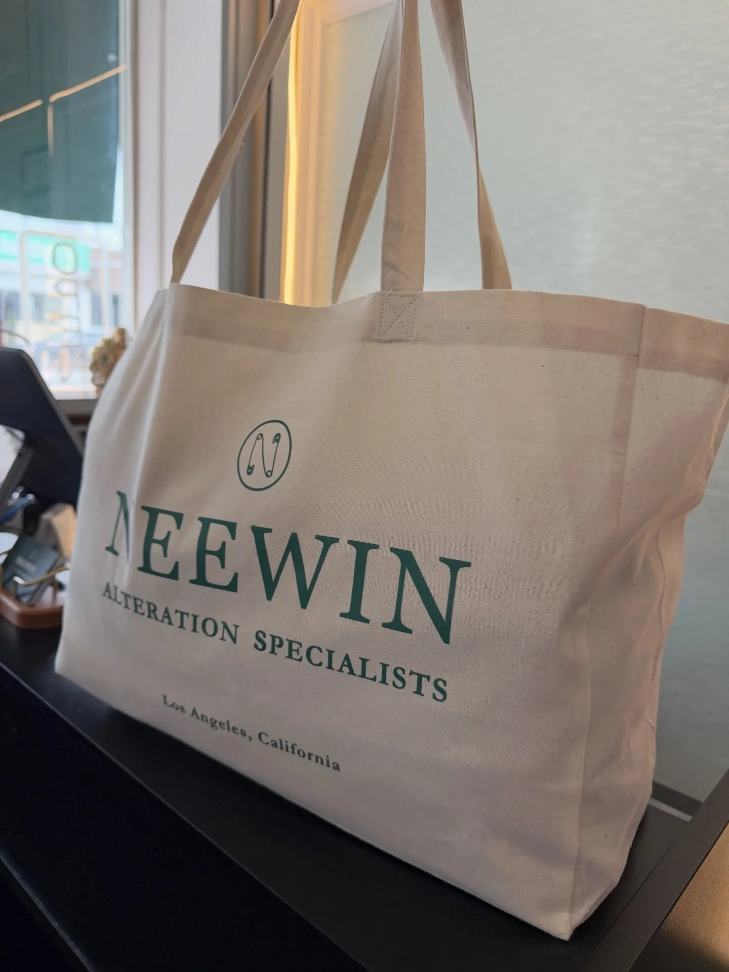 Anniversary Gifts✨ Drop off your order &amp; get a NEEWIN tote bag from us 🎊  We have a limited quantity until they are all gifted out 🎊 

What inside the bag is 6 pairs of pants🪡 

#neewinalteration #anniversary #totebag