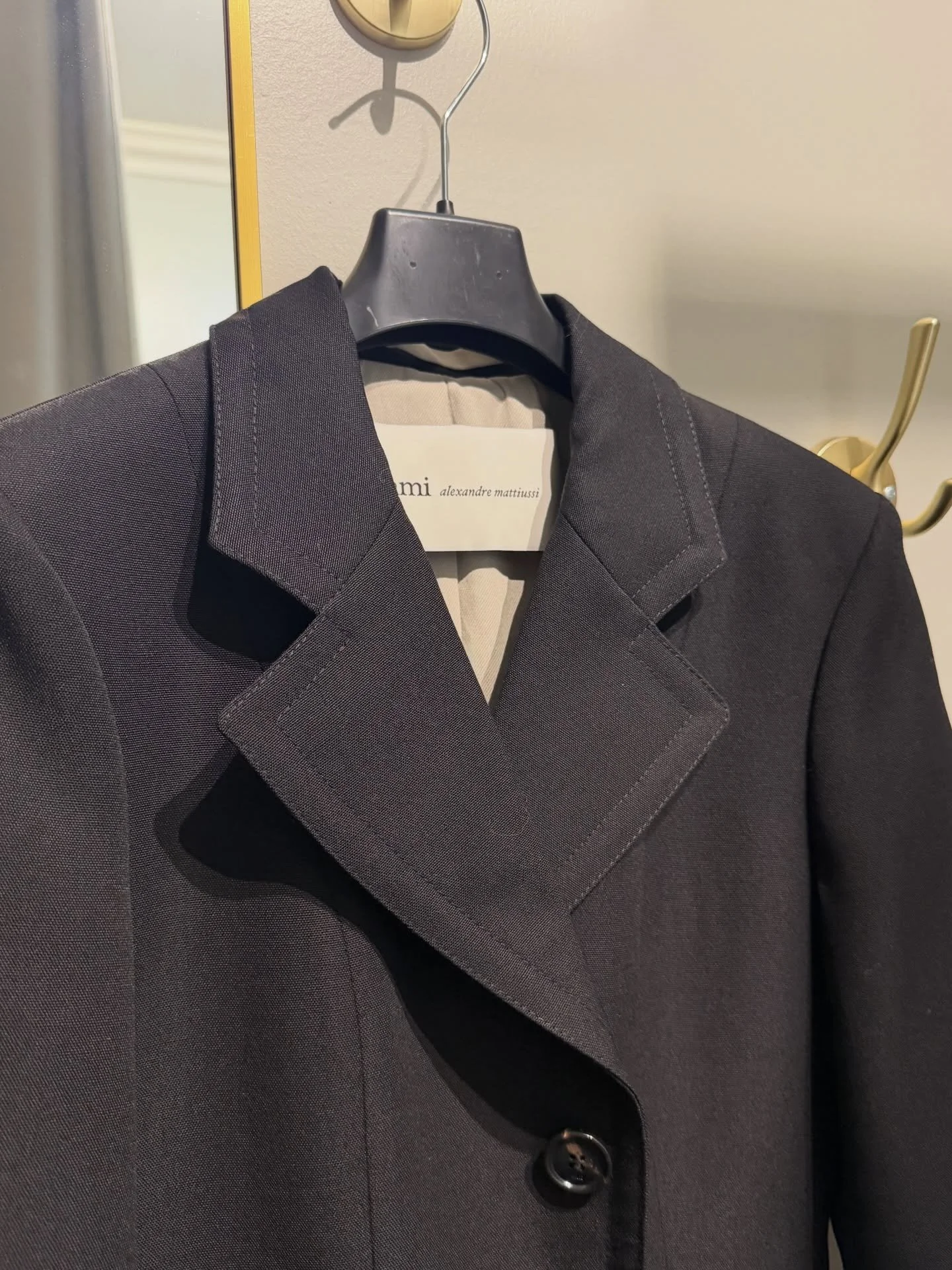 Shorten sleeves of @amiparis overcoat for a New York trip🪡

#amiparis #overcoat #neewinalteration #alterations