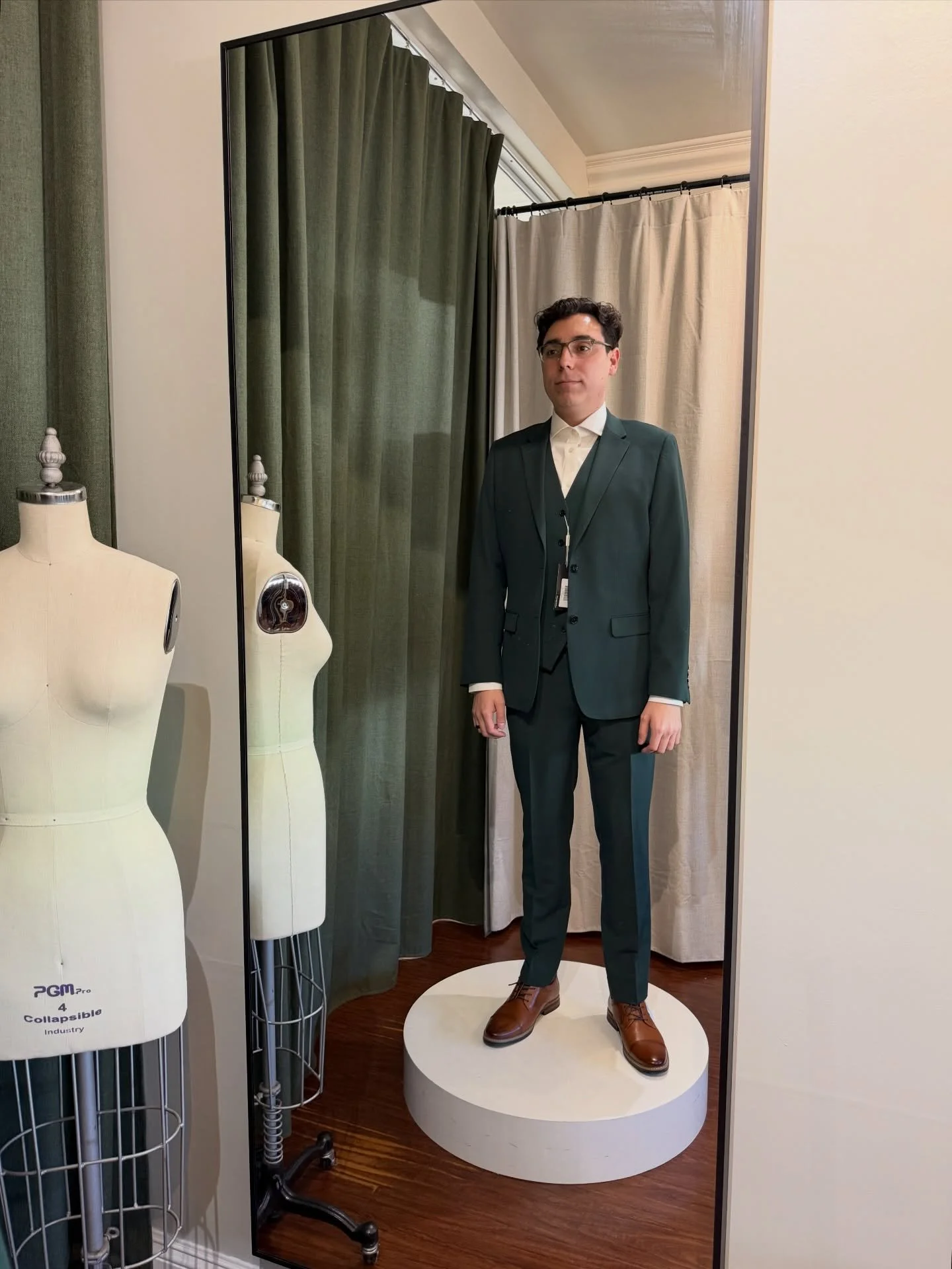 Groom Martin✨🪡 Men suits alteration for Martin &amp; his groomsmen 🥂

#groomsuit #wedding #mensuit #tailoring