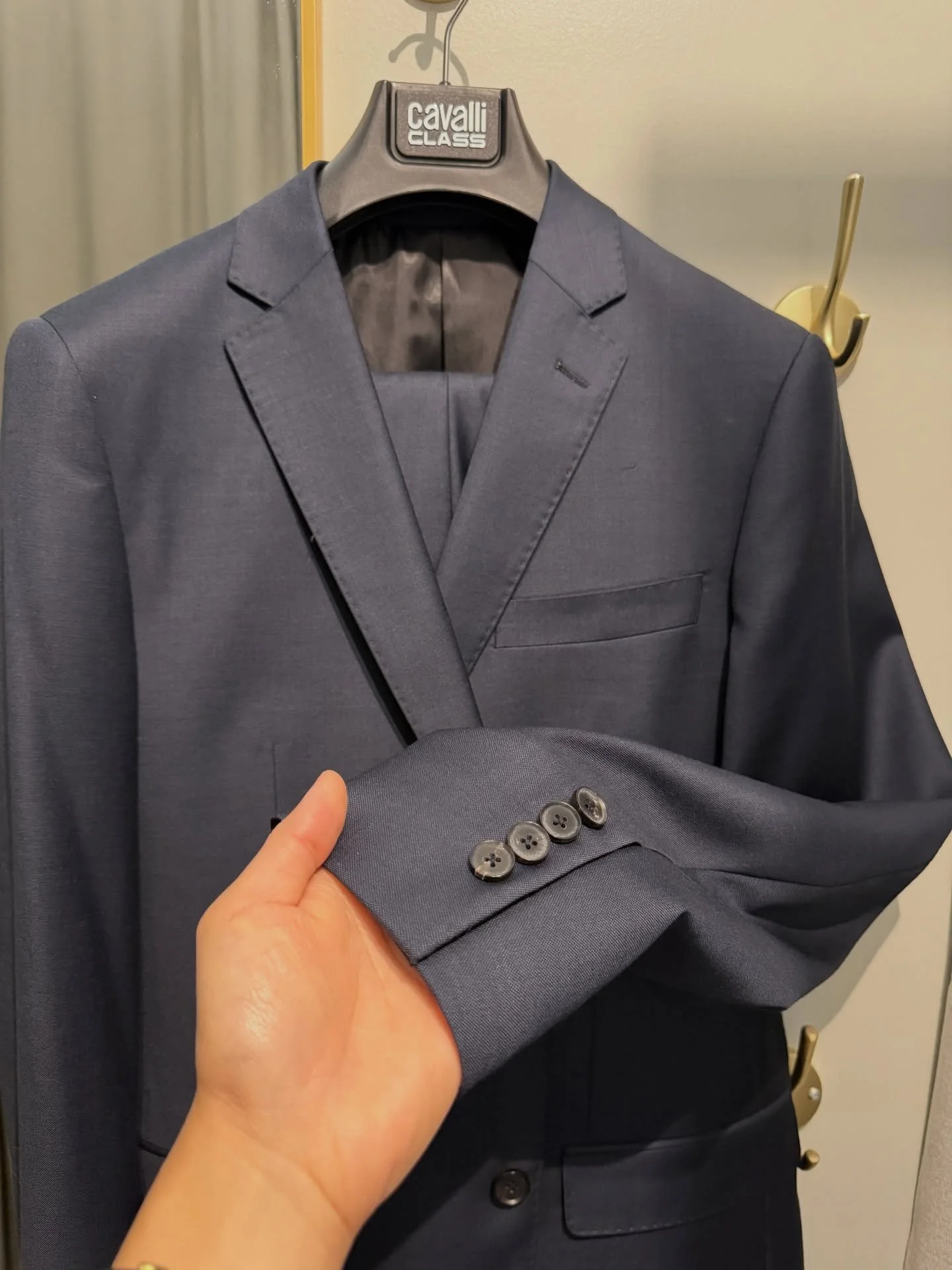Lengthen jacket sleeves &amp; taper bodice | Pants resizing @roberto_cavalli 🪡✨

#mensuit #cavalliclass #tailor #neewinalteration