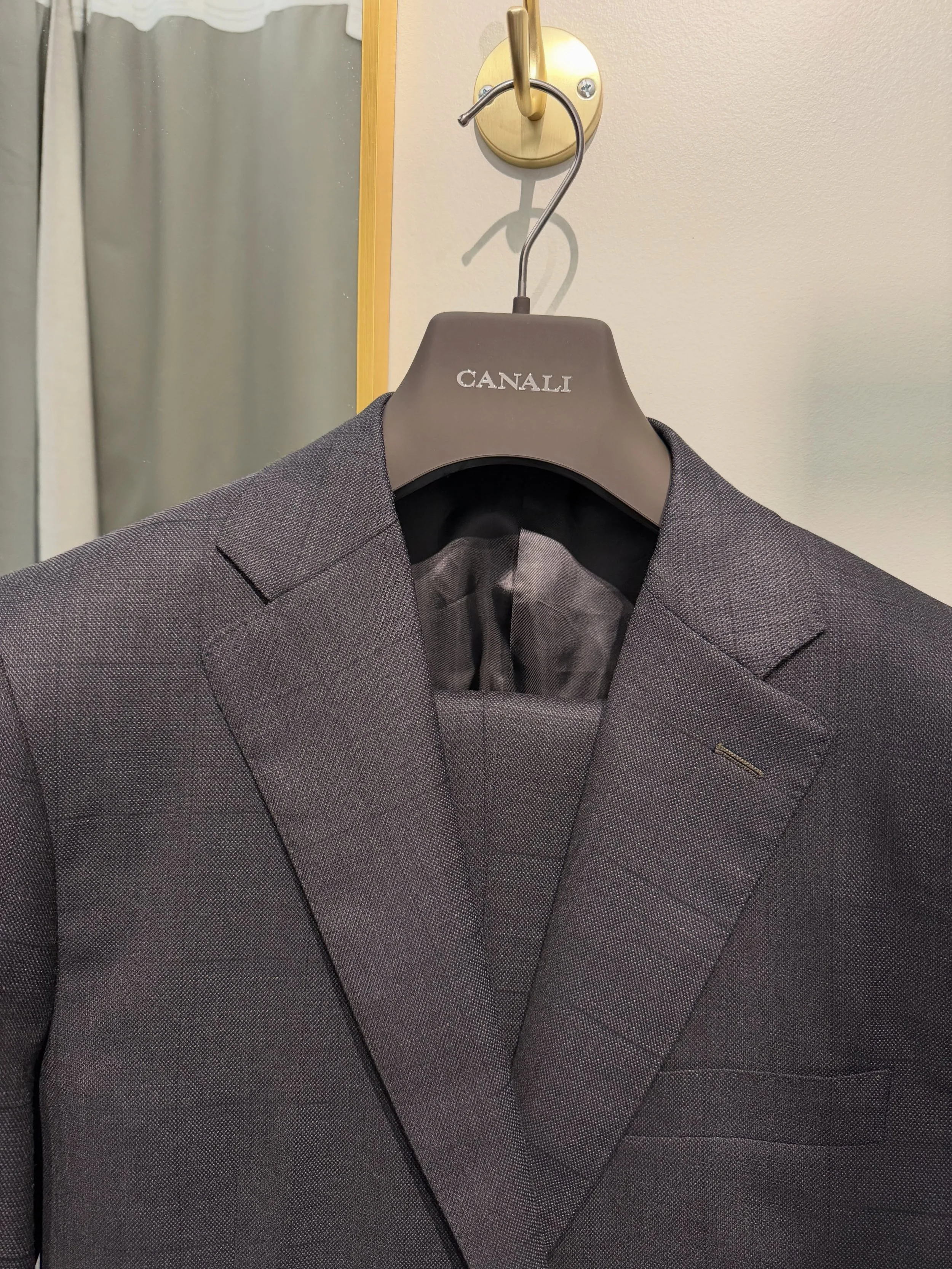 Suit alteration @canali 🪞We are specialized in designer pieces with the knowledge of pattern, cut &amp; style🪡 ✨

Make an appointment and visit us today.
📍12206 Ventura Blvd, Studio City, CA 91694
📞(747) 256-4059

#canalisuit #canali #neewinalter