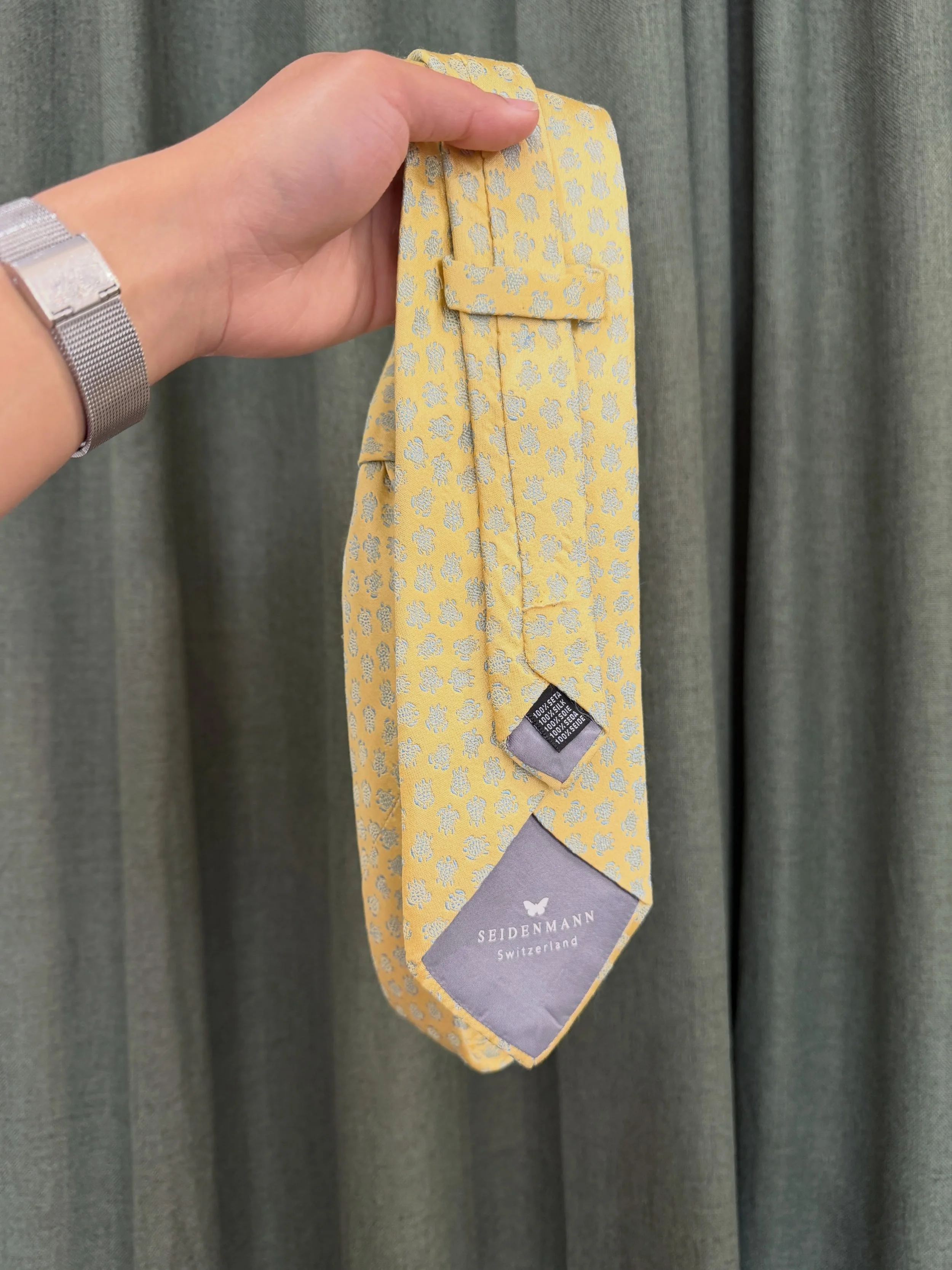 Hand-sewn repair @seidenmann tie 🪡✨

#seidenmann #switzerland #tailor