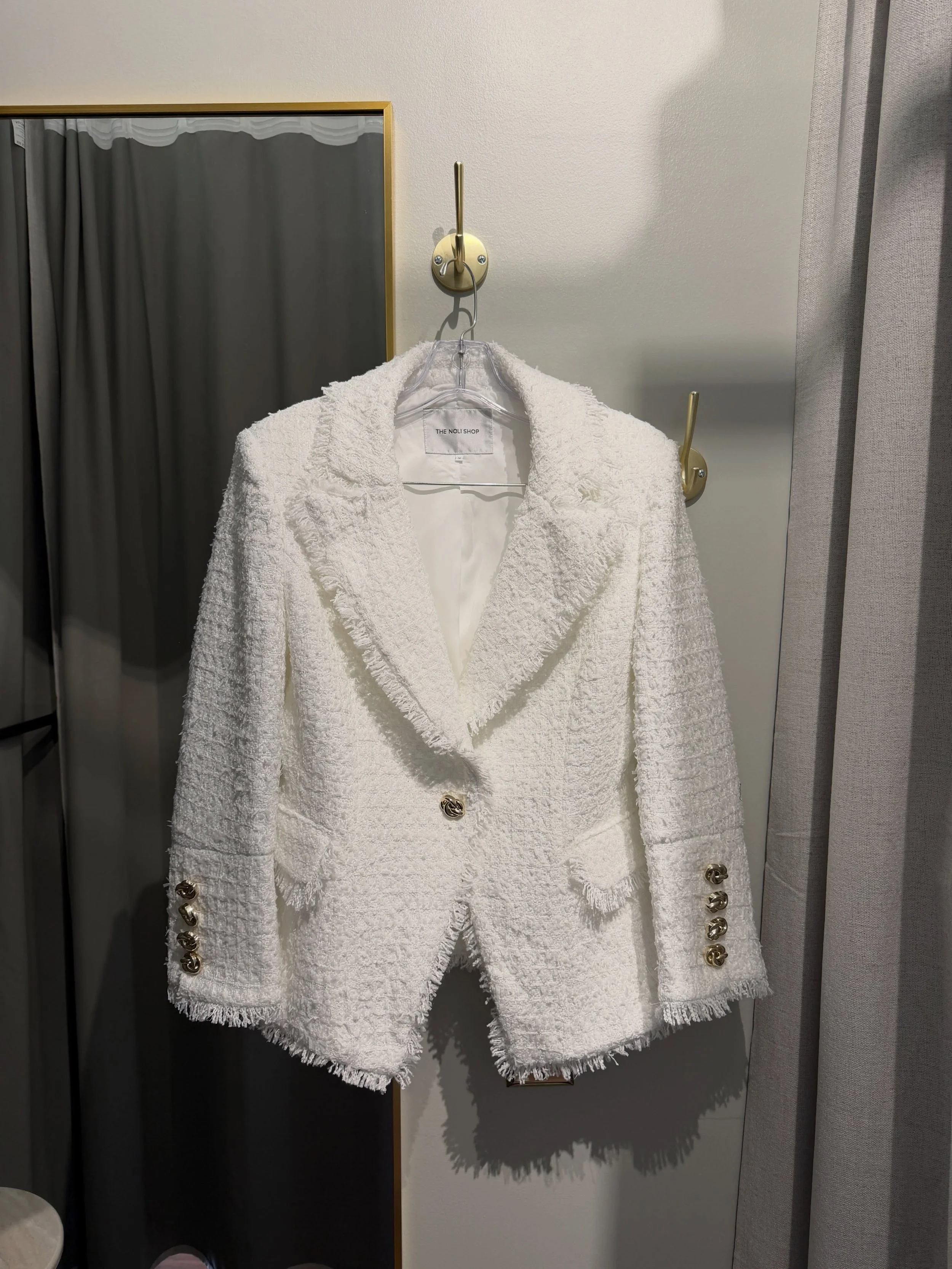 Shorten @thenolishop jacket sleeves for Jodi K. 🪡✨

#thenolishop #whitejacket #womenjacket