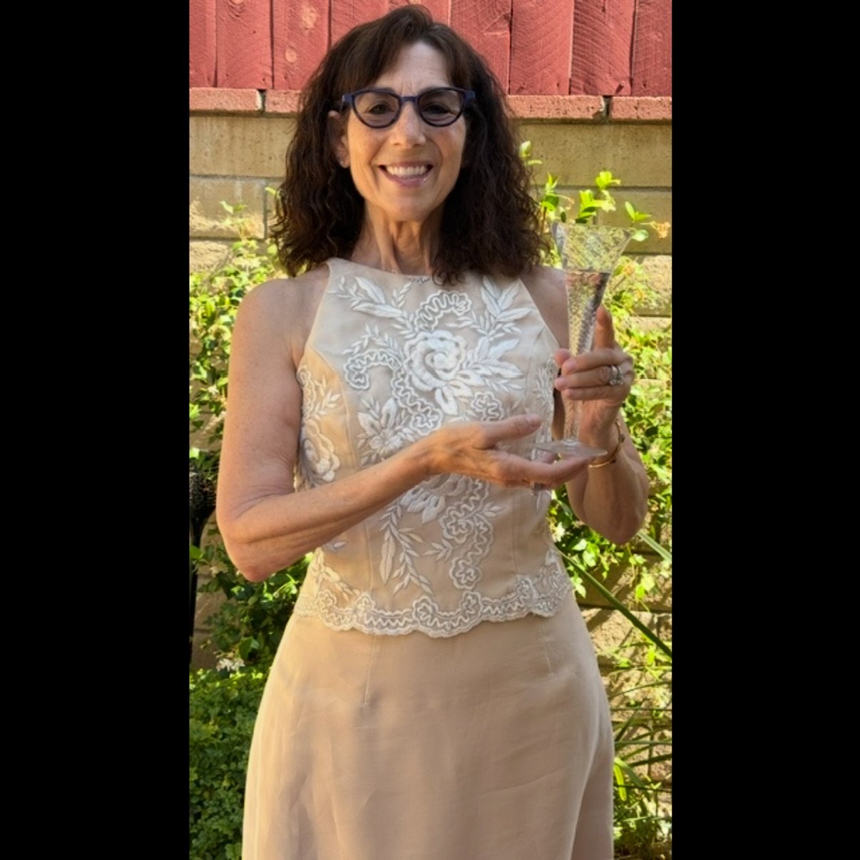 Cindy G. celebrates 25th anniversary wearing the same wedding dress with a bit of touch from our specialists 🥂✨

#happy25thanniversary❤️ #anniversary #tailorfit