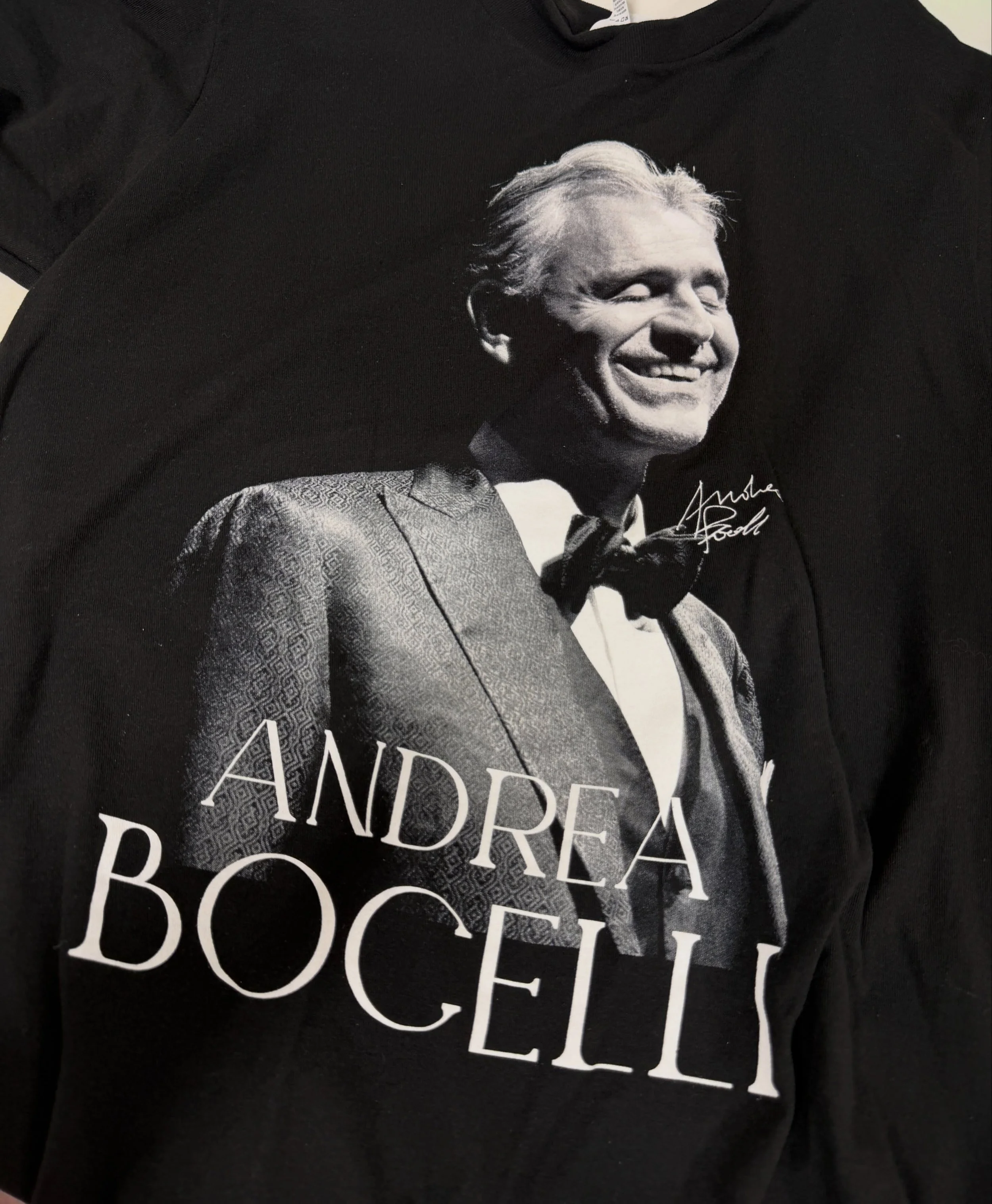 Hemming up this @andreabocelliofficial T-shirt🪡✨🎤

#andreabocelli #tshirt