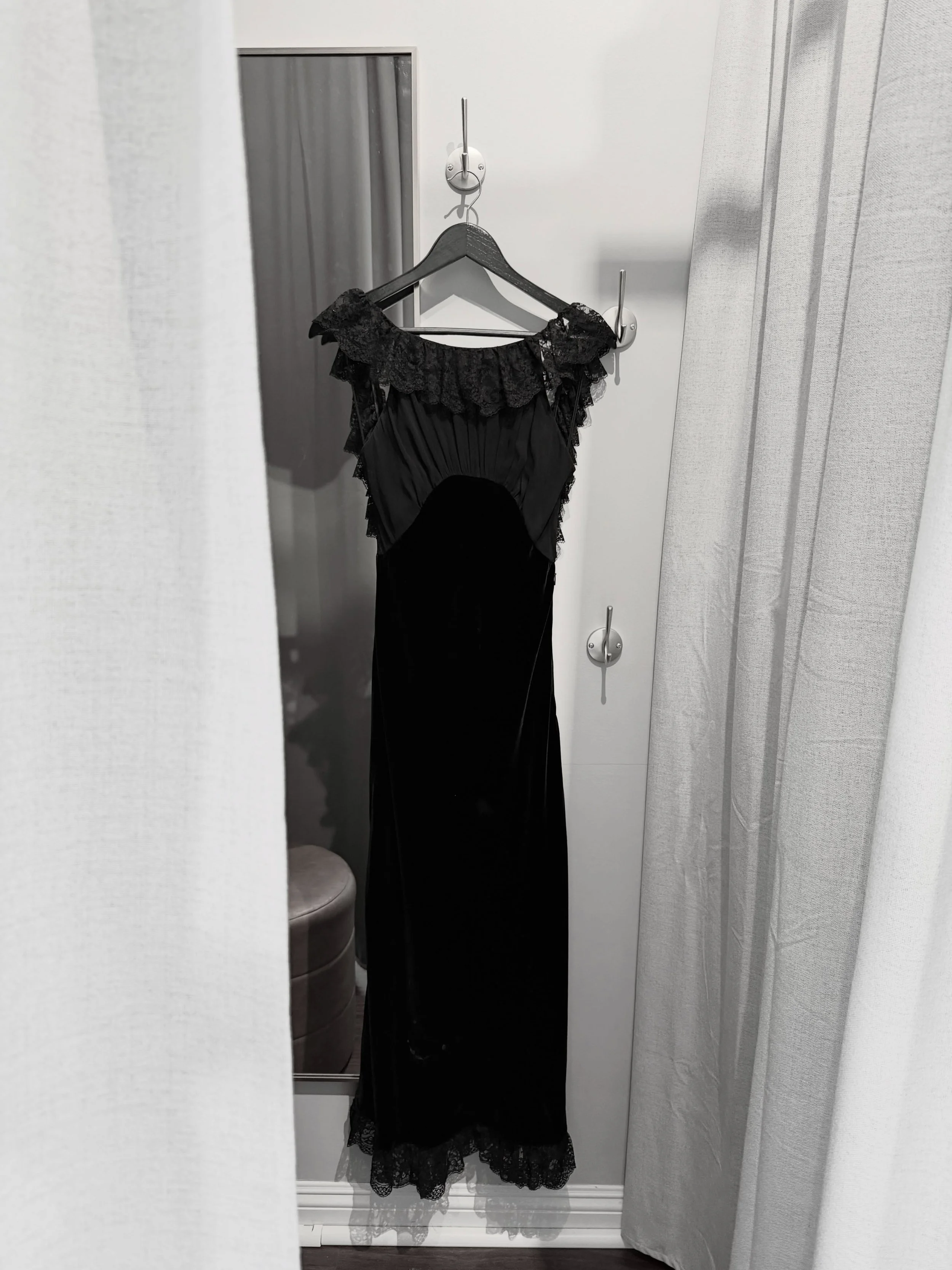 Adding lining to @ysl dress for Chelsea D. 🪡✨

#ysl #blackdress #velvetdress #neewinalteration