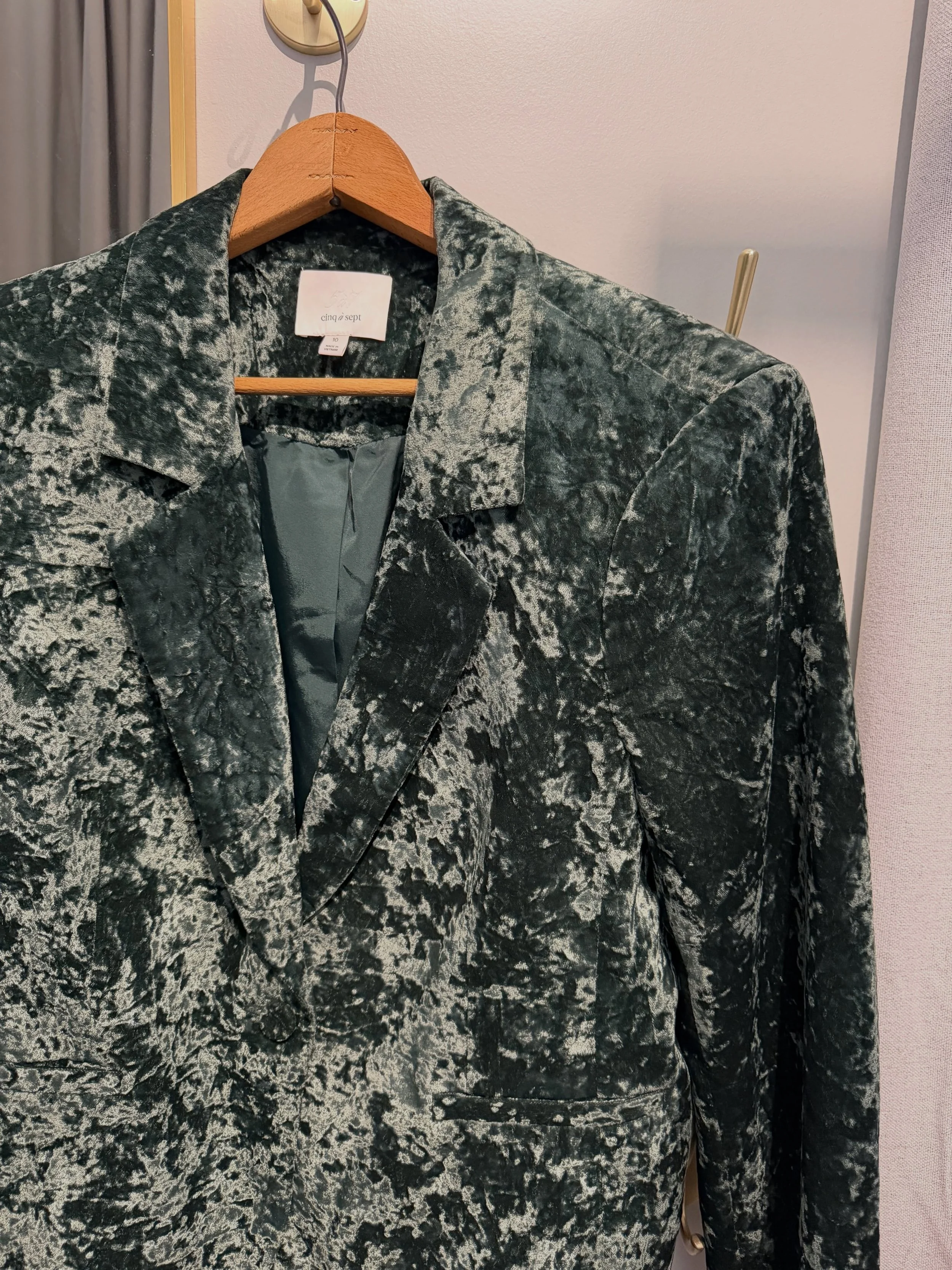 Can't get over this @cinqasept velvet jacket ✨🪡

#velvetjacket #cinqasept #womenjacket
