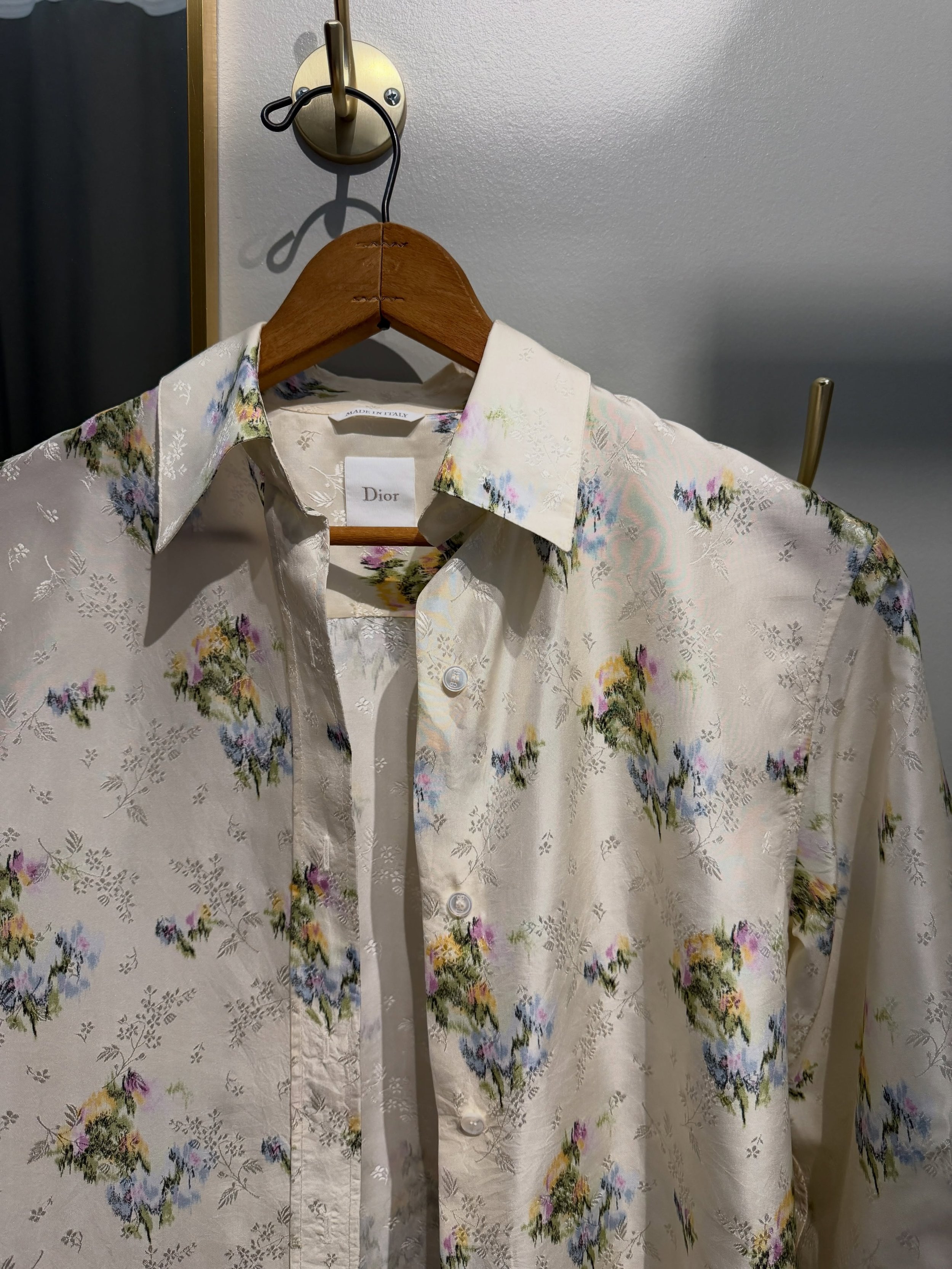 We are proud to be trusted by our clients with their special pieces 🪡✨. 

@dior shirt 100% silk shorten sleeves for Lena B. 

#diorshirt #dior #silkshirt #neewinalteration