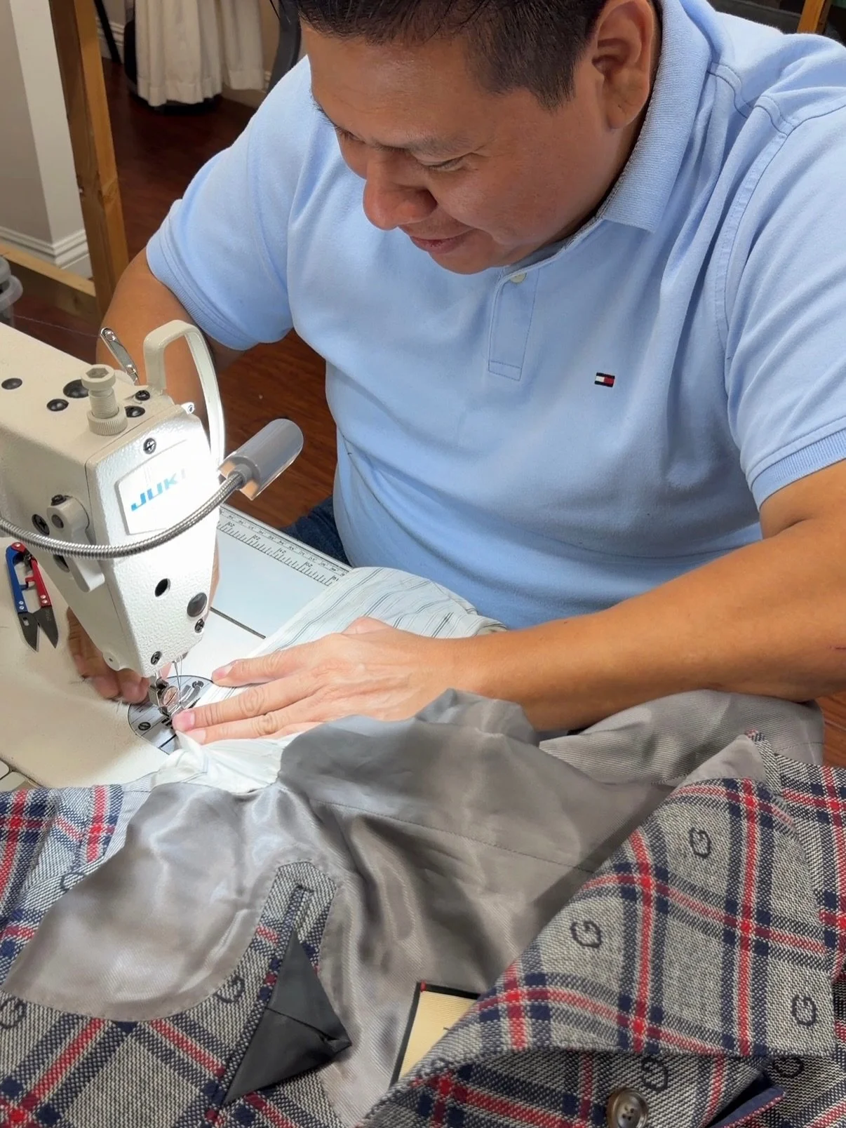Have you been helped by one of our specialists?

Emilex, Viktoriia, Heather &amp; Neewin 🪡✨

We are fully booked for pick-up of this month. And here we are, heading toward to holiday season.

#neewinalteration #neewin #alterationspecialist