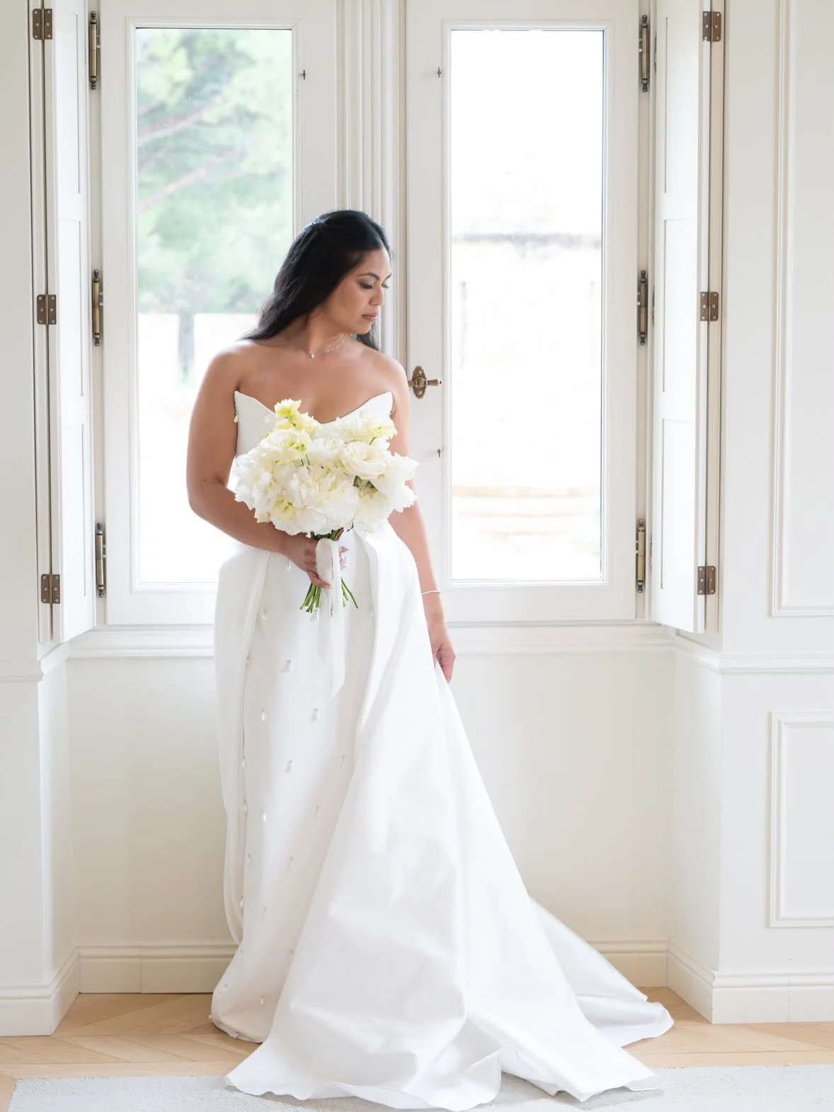 Repost from @neewinbridal 💍✨. Thank you Erica @mrzizvaughn for sharing with us your special moment in France 🇫🇷🥂

#bridalalterations #weddinggown #francewedding #neewinbridal