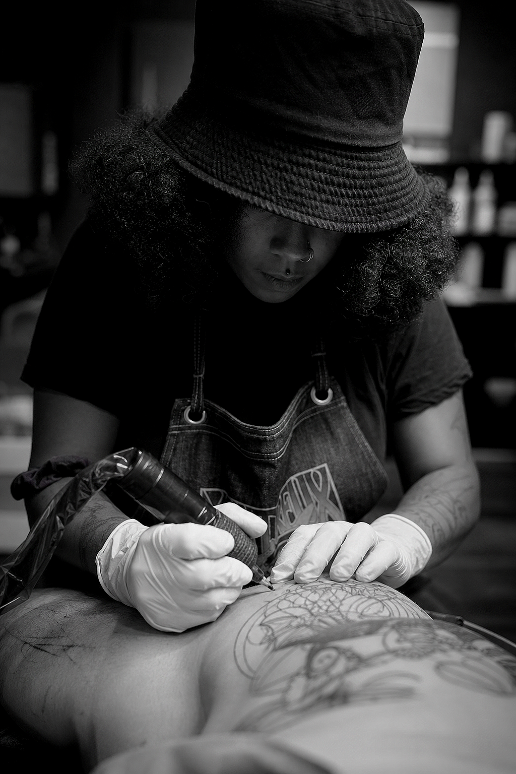 Tatoueur à La Réunion Spécialiste du tatouage japonais et du recouvrement, je réalise des tatouages sur-mesure aux Avirons. Plus de 25 ans d’expérience.