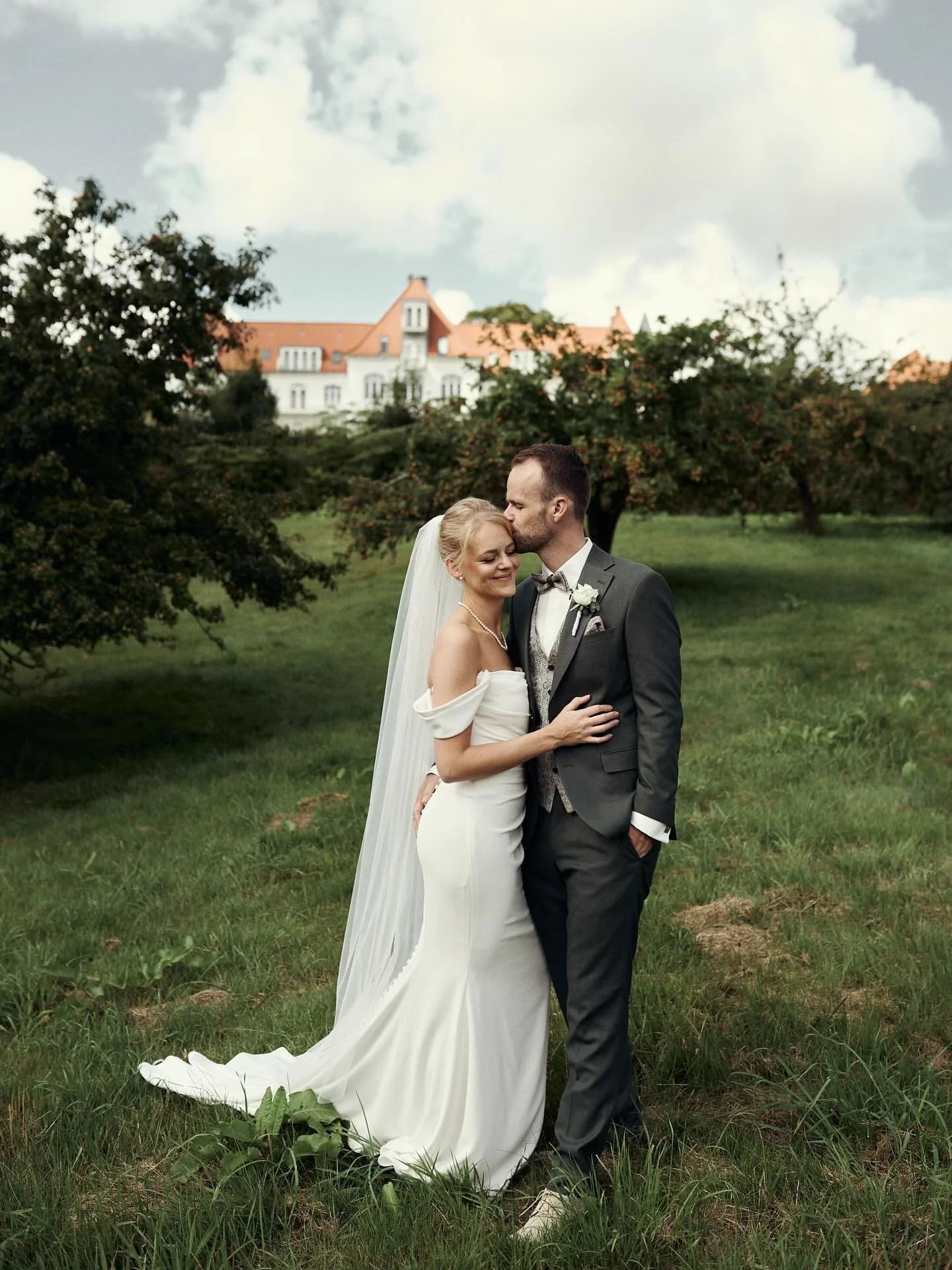 #bryllupsfotograf
#bryllupsfotografdanmark
#bryllupsfotografjylland
#danskbryllup
#bryllup2025
#bryllupsplanl&aelig;gning
#bryllupsbilleder
#danskbryllupsfotograf
#bryllupsdr&oslash;m
#vielse
#forlovet
#brudepar
#brudebilleder
#bryllupsklar
#brudekjo