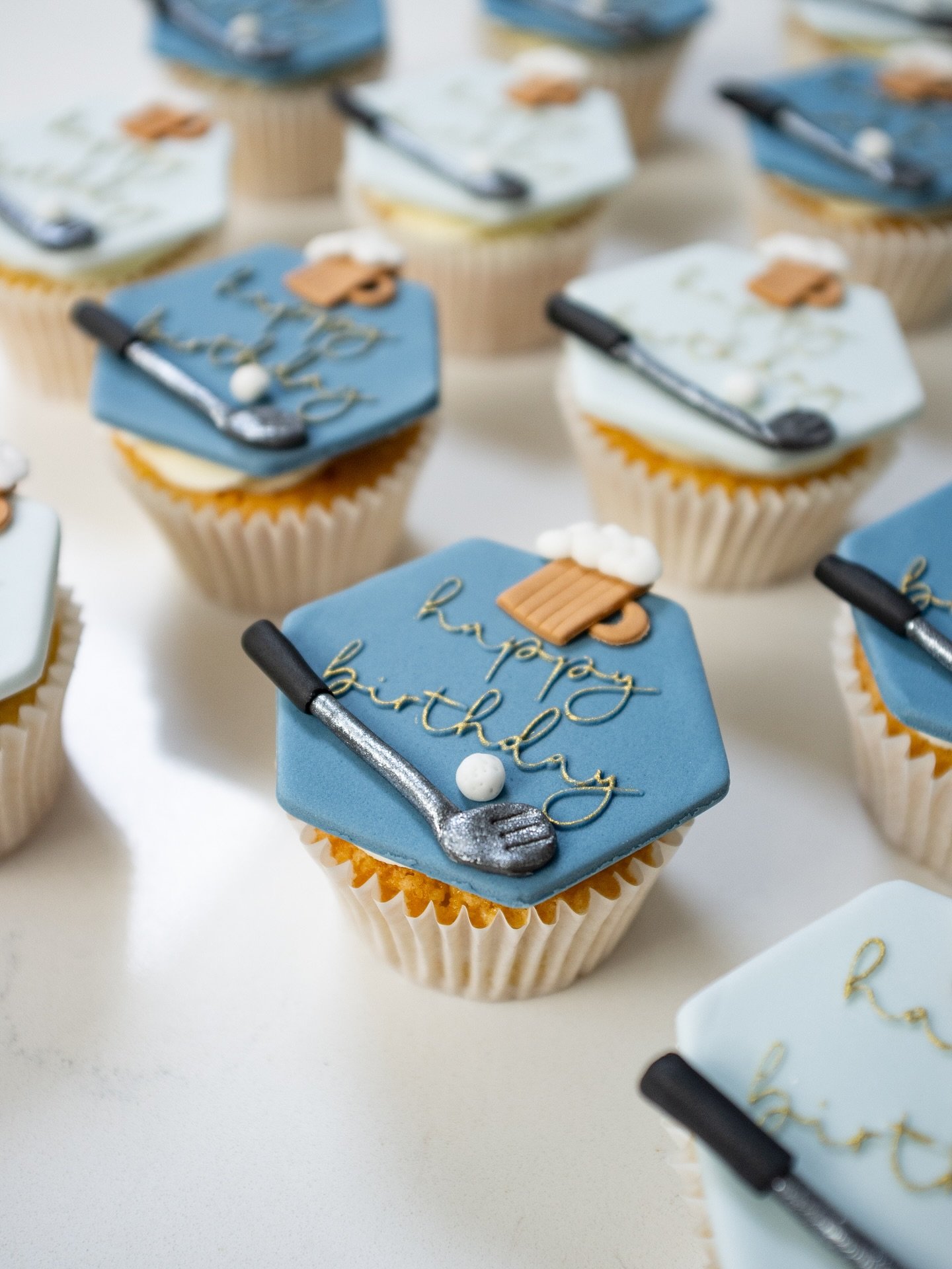 When the birthday boy loves beer and golf 🍻 🏌️
#golfcupcakes #beercupcakes #beerandgolf #birthdaycupcakes #cupcakeshemelhempstead
