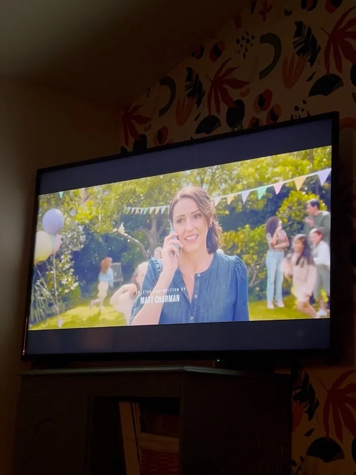 My one second of cake fame!!
Last year I was asked to make a cake and cupcakes for the flashback party scene in @hostage.netflix with the amazing @suranne_jones 
The brief was Victoria sponge and make it look homemade plus pastel rainbow cupcakes!

#