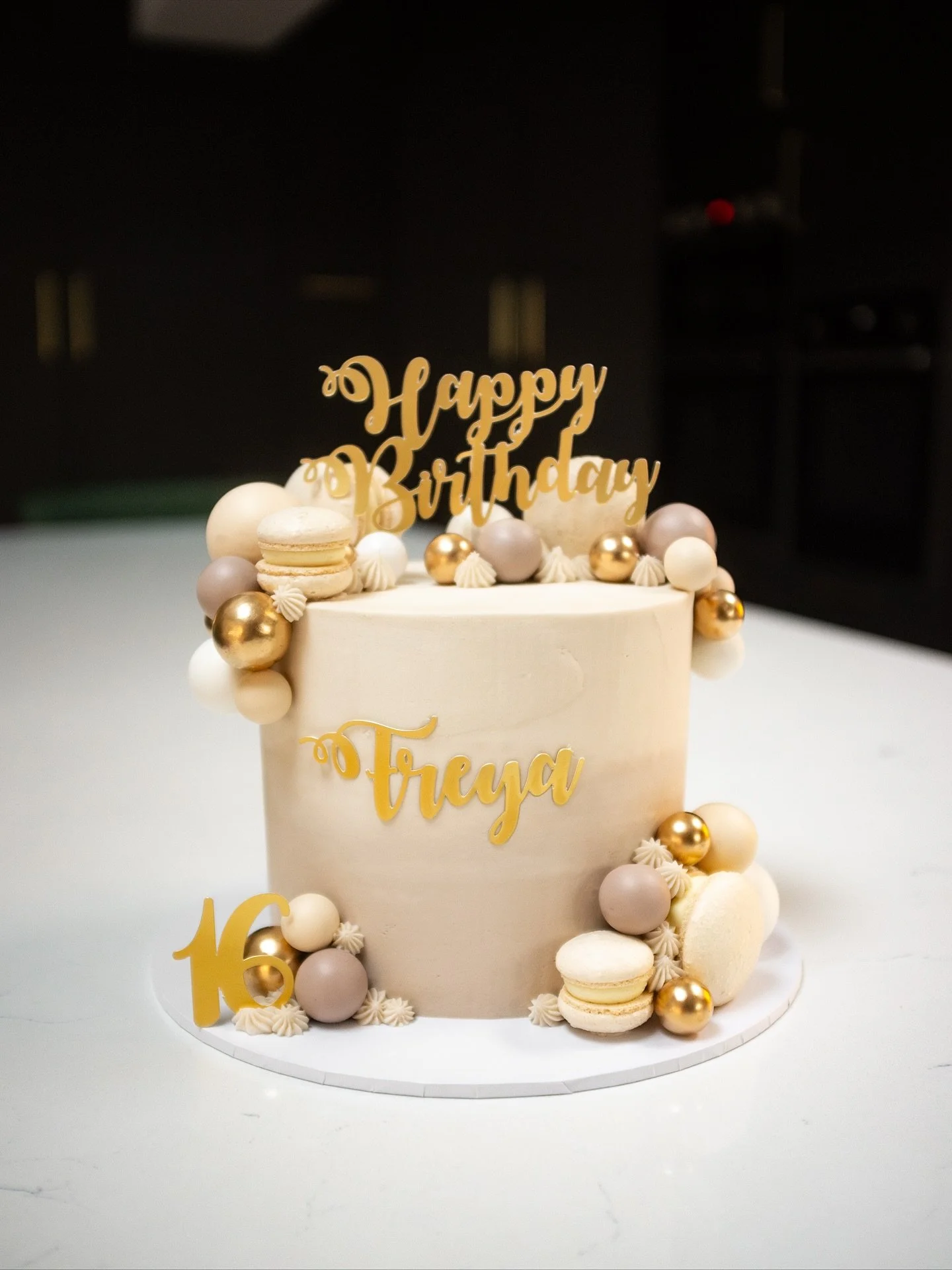🤍 SIXTEEN 🤍

Neutrals and gold for this sweet sixteenth birthday cake. 

Topped with the best macarons as always from @the.secret.macaron 

#16thbirthdaycake #macaroncake #neutralcake #hemelhempsteadcakes