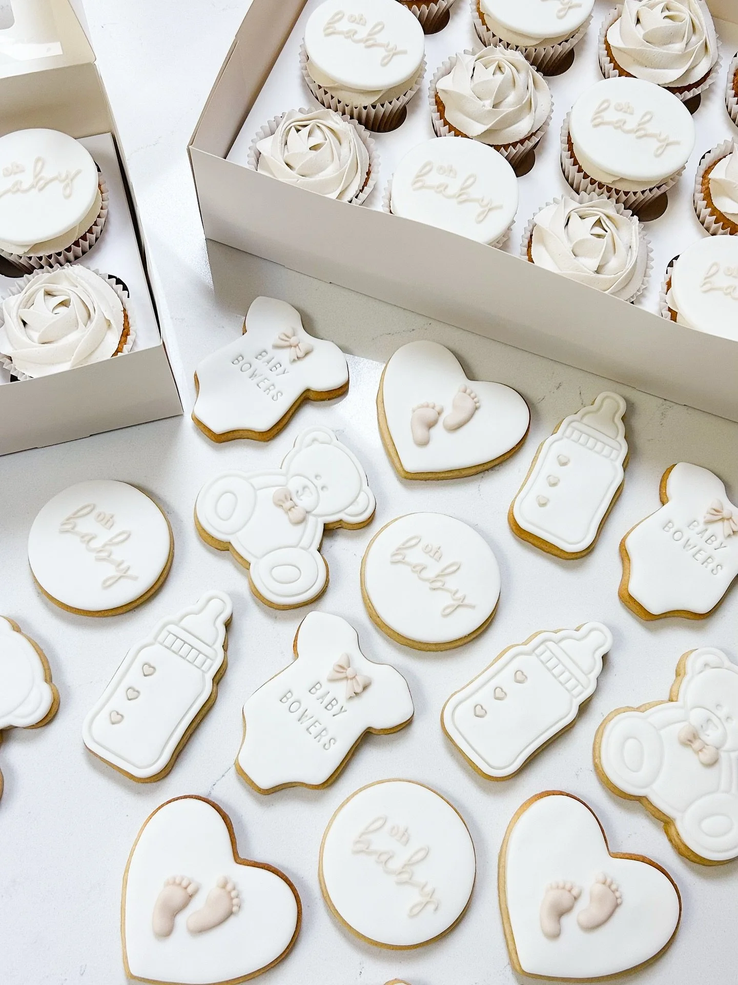 🤍 Oh Baby 🤍
Cupcakes and biscuits in neutral tones for this gorgeous baby shower set 
#babyshowercupcakes #babyshowerbiscuits #babyshowertreats #neutralbabyshower #hemelhempsteadcakes