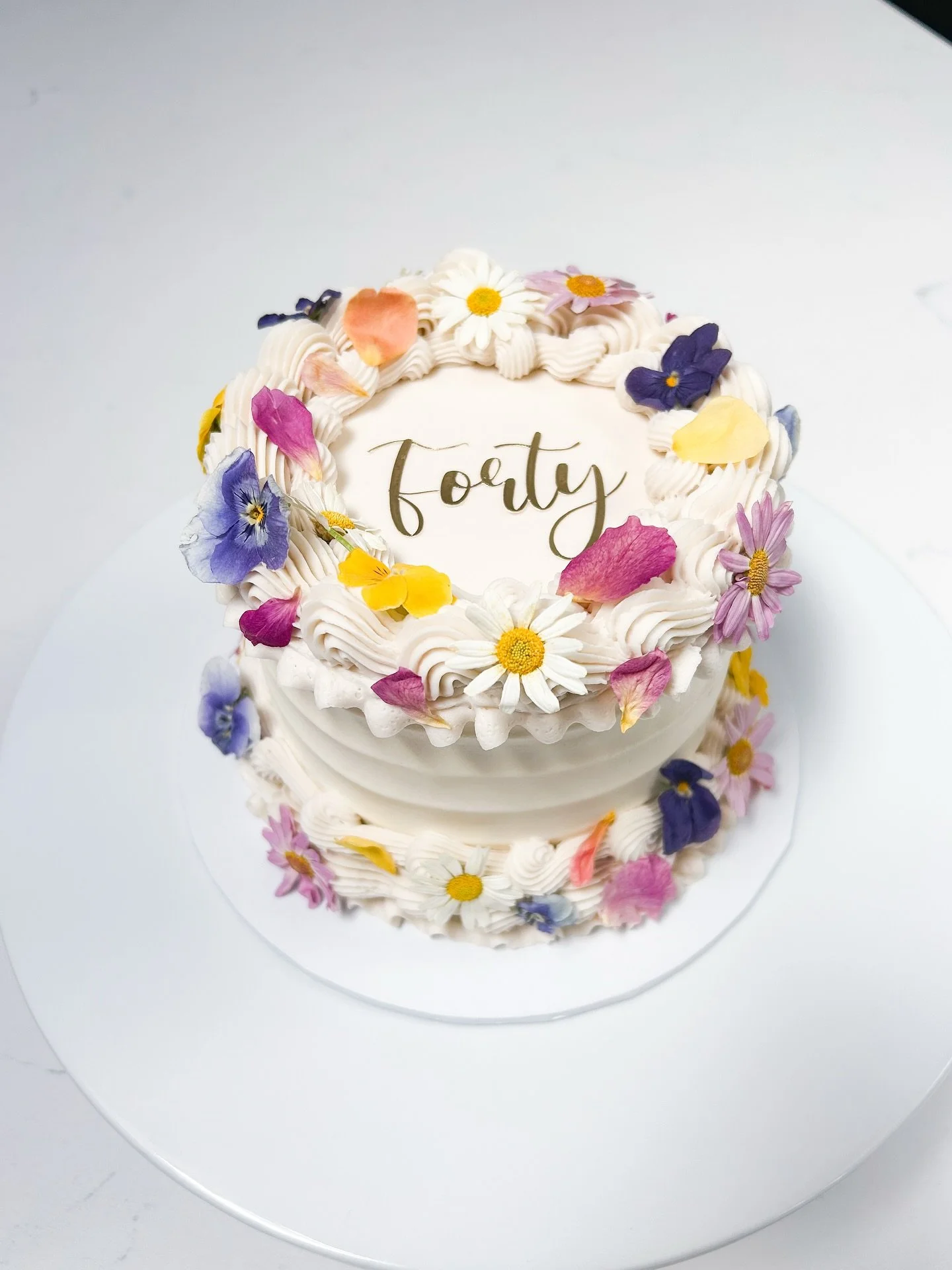 🌼 FORTY 🌸
Vintage Lambeth cake with the prettiest dried edible flowers from @pollyspetalsuk 
#40thbirthdaycake #vintagefloralcake #edibledriedflowers #hemelhempsteadcakes