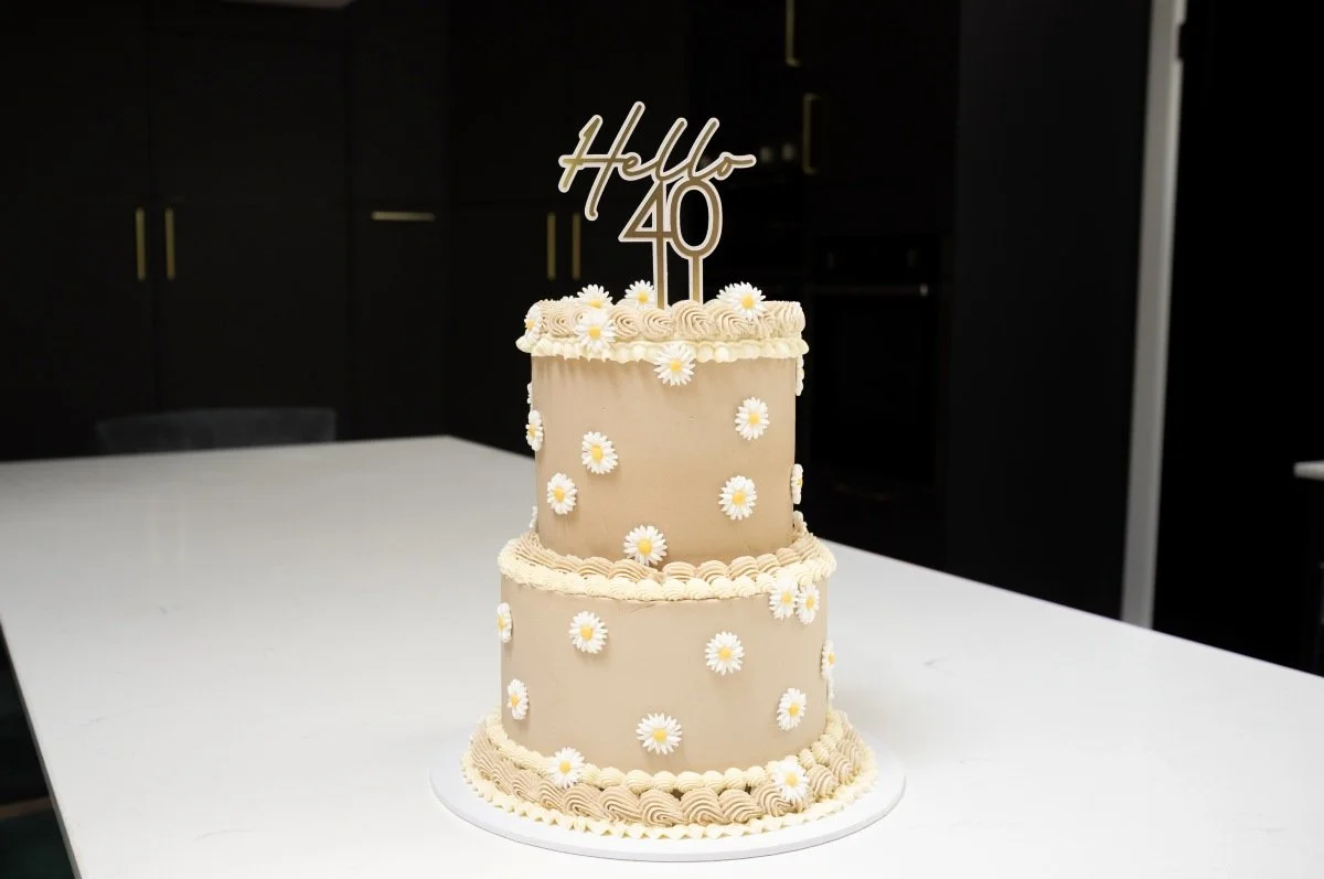 Neutral coloured 40th birthday lambeth vintage cake with daisies and Hello 40 topper