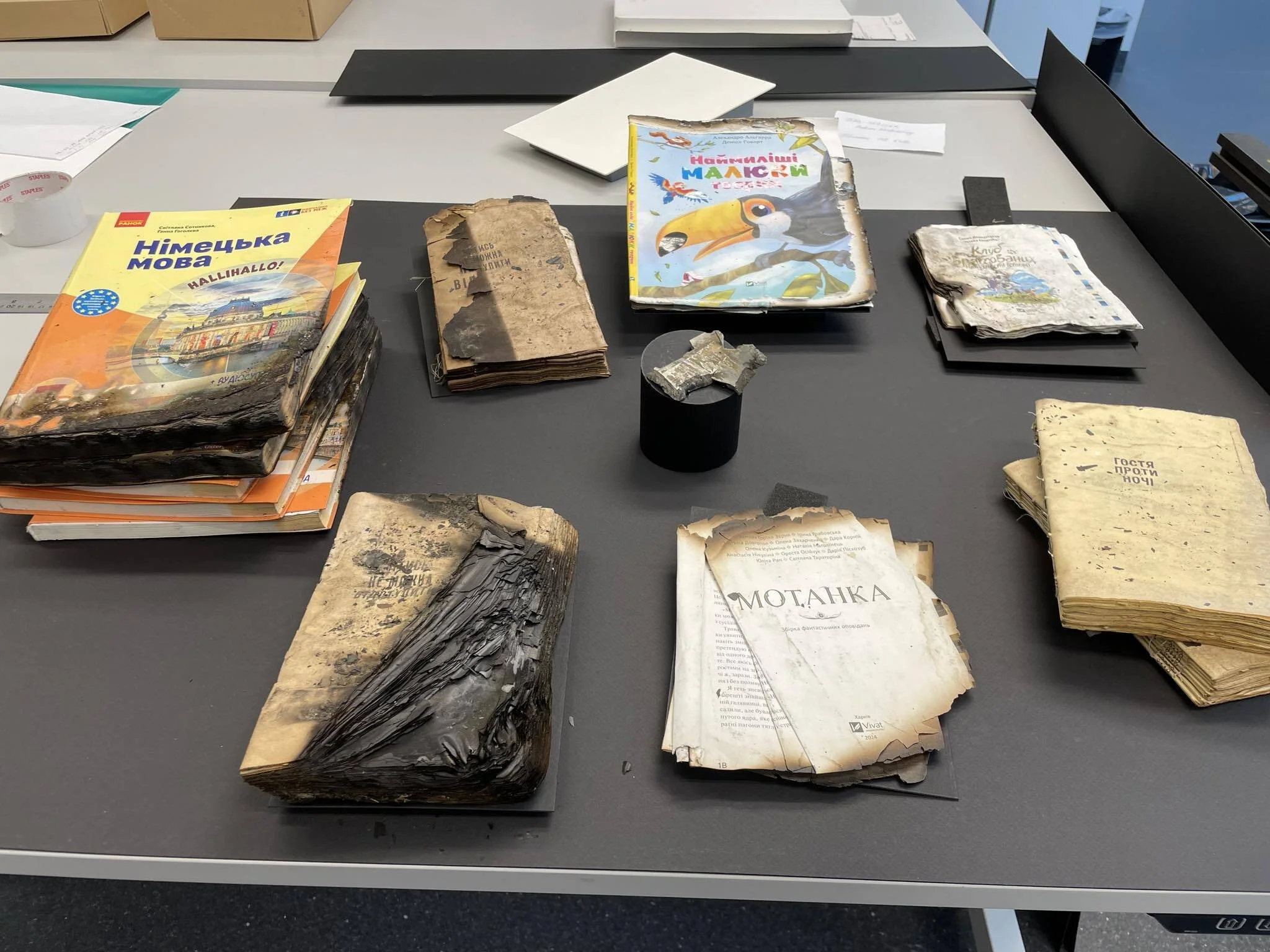Speciella utställningslådor förberedda för skadade ukrainska böcker